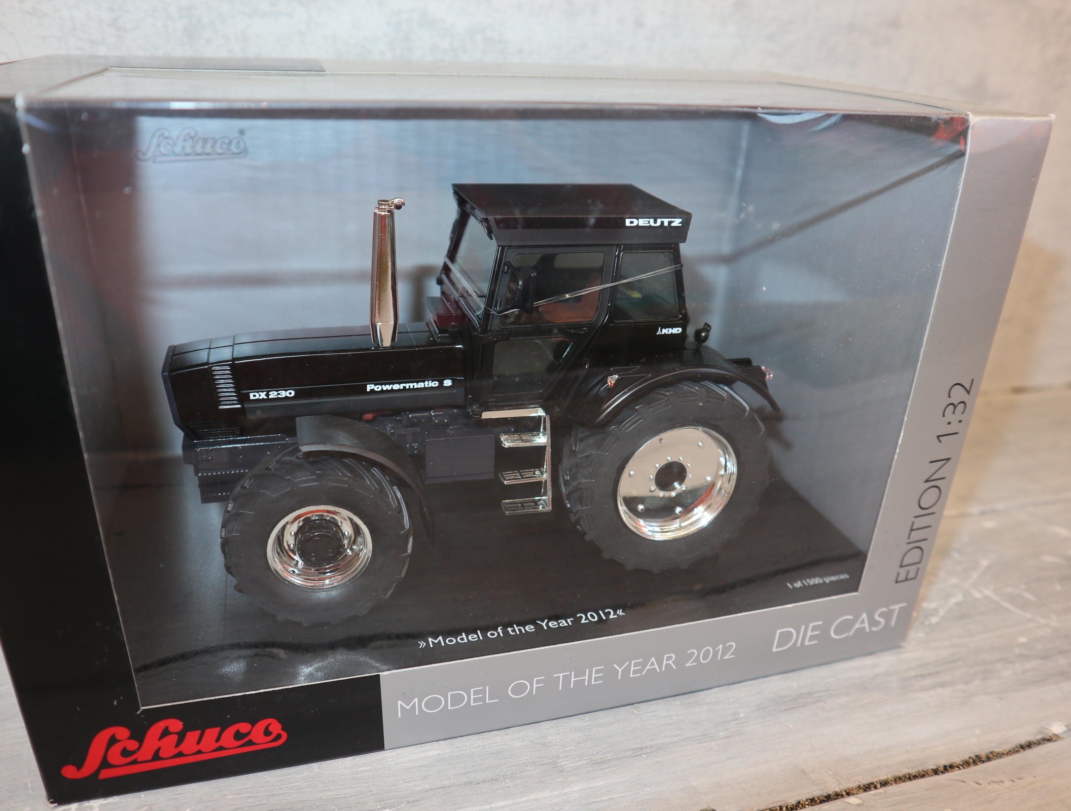 Schuco 7686  in 1:32 Deutz-Fahr DX 230 Blackline 450768600 in OVP