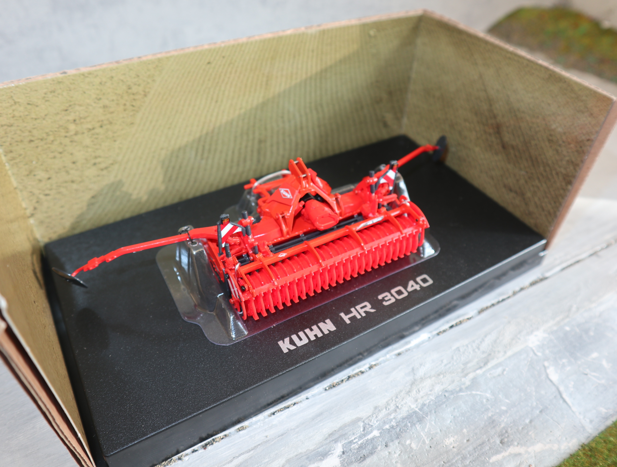 UH 5219 1:32  KUHN HR 3040 Kreiselegge neu in OVP