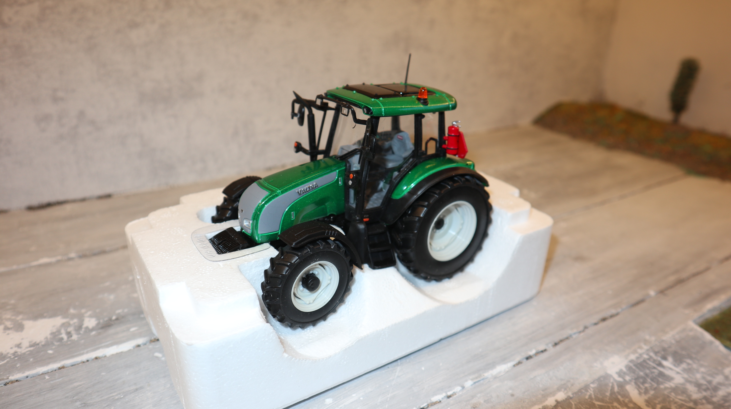Universal Hobbies UH 2626 in 1:32, Valtra Serie C grün metallic, NEU in OVP