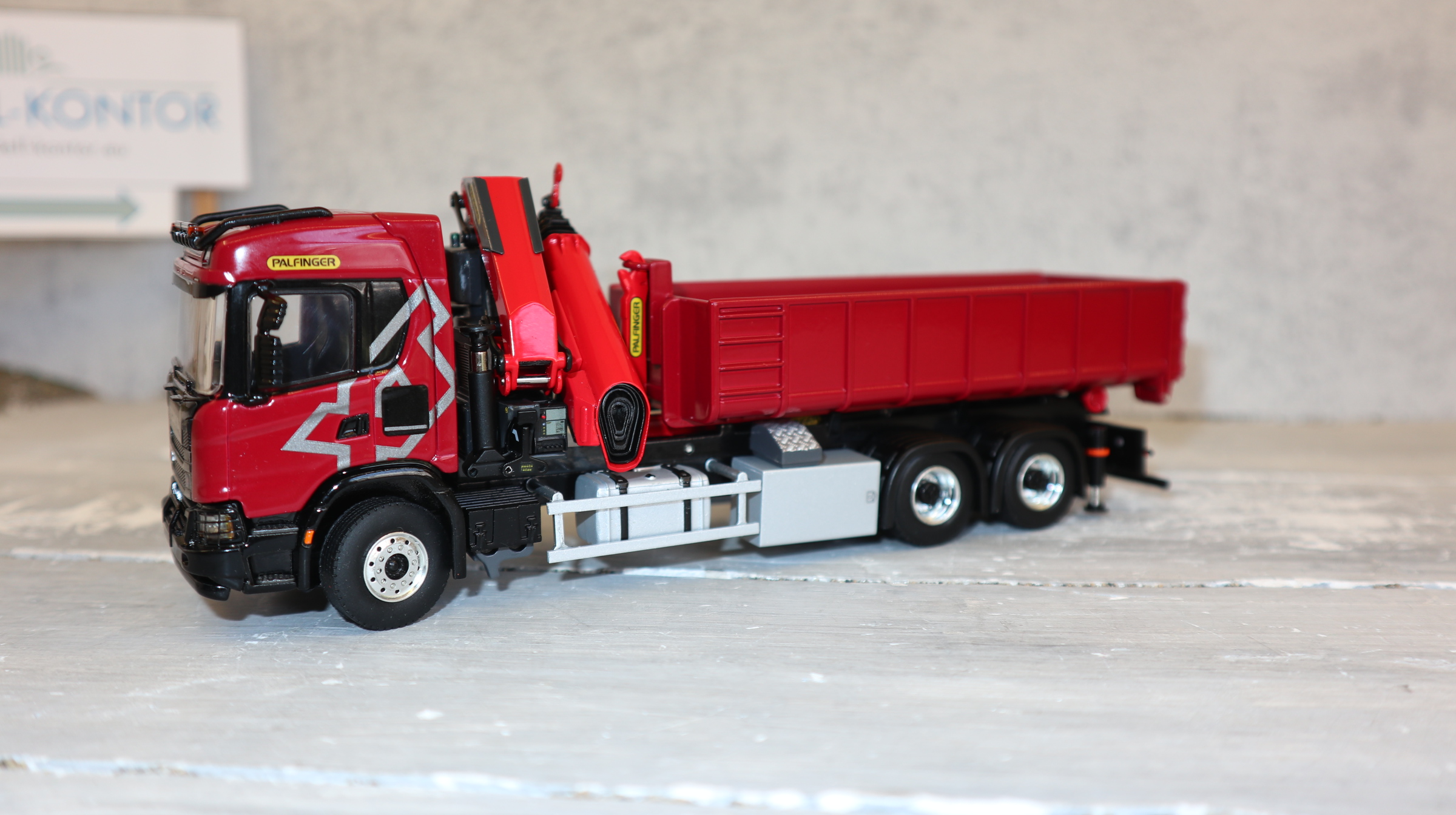 WSI 02-3667 in 1:50, SCANIA G XT 6x4, Palfinger PK 370 TEC weinrot,  NEU in OVP