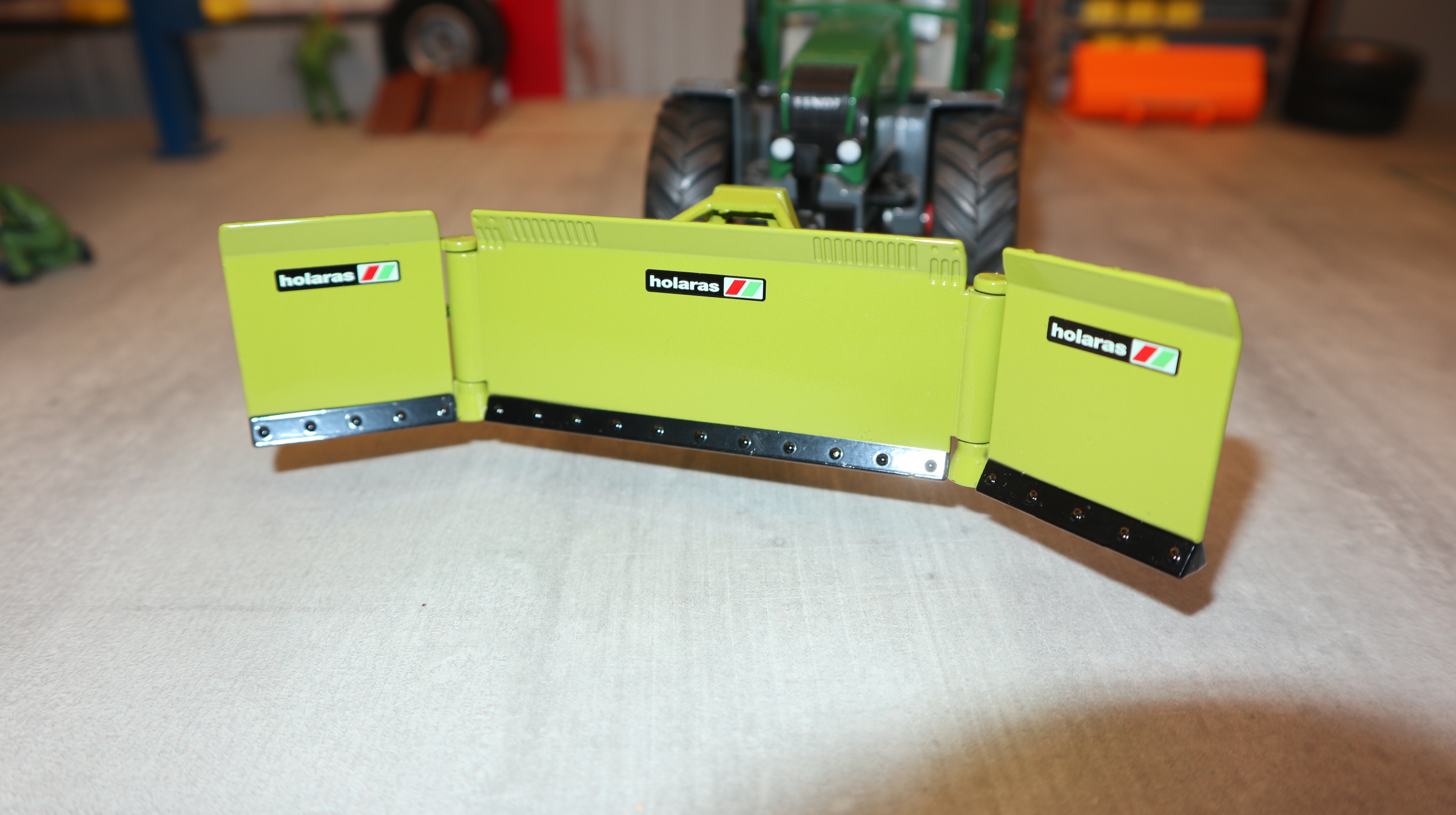 Siku 2467 in 1:32,  HOLARAS in Claas-grün, Maisschiebeschild MODELL-KONTOR 2026, NEU in OVP