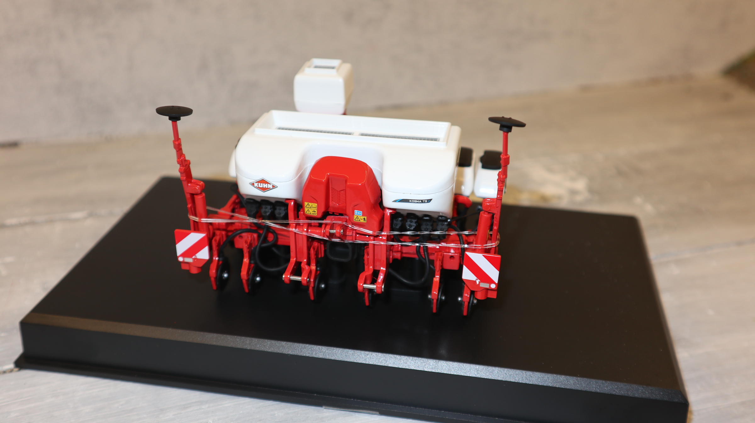 Replicagri 284 in 1:32, Kuhn Kosma TS 6 Reihen mit Korntank Einzelkornsähmaschine,