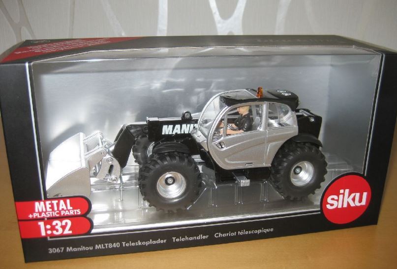 Siku 3067 in 1:32, Sondermodell Blackline Manitou Teleskopstapler schwarz in OVP