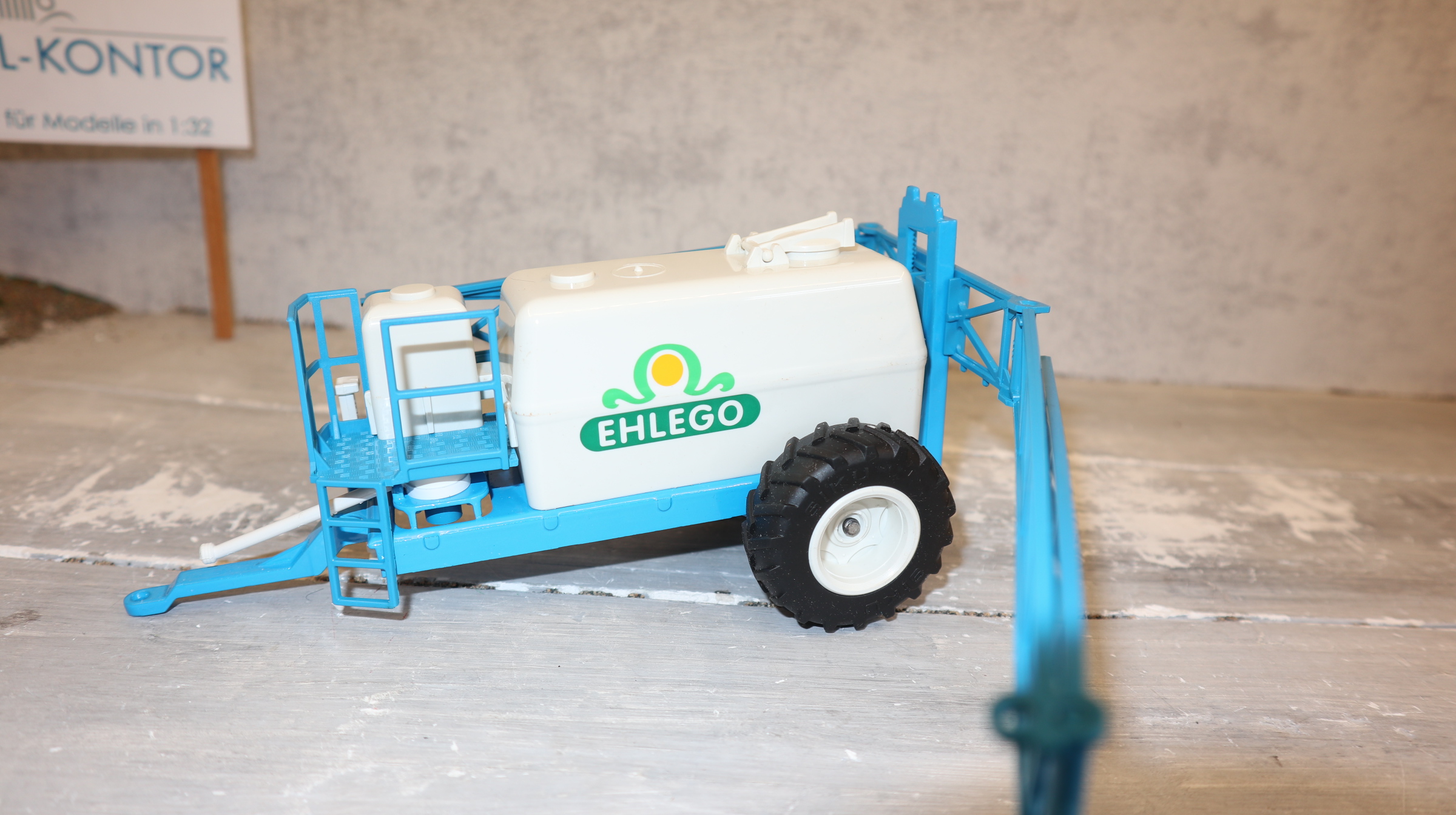 Siku 2563 in 1:32, Hänger Feldspritzt EHLEGO weiß-blau Sondermodell, NEU in OVP