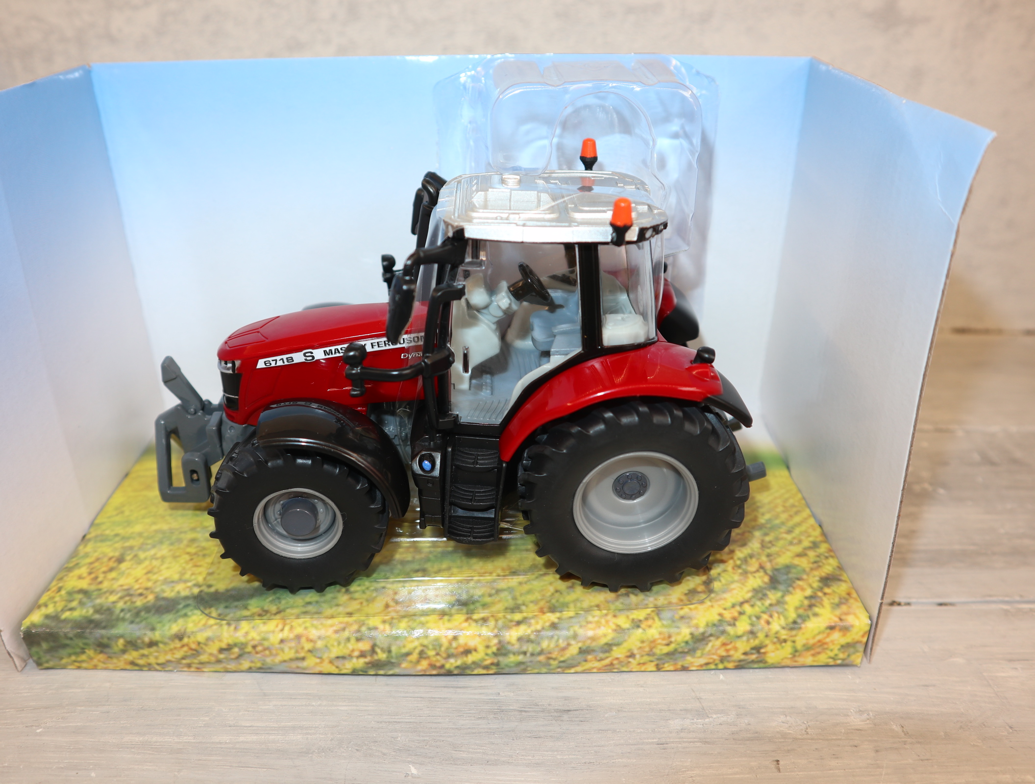 Britains 43235 in 1:32 Massey Ferguson 6718 S in OVP