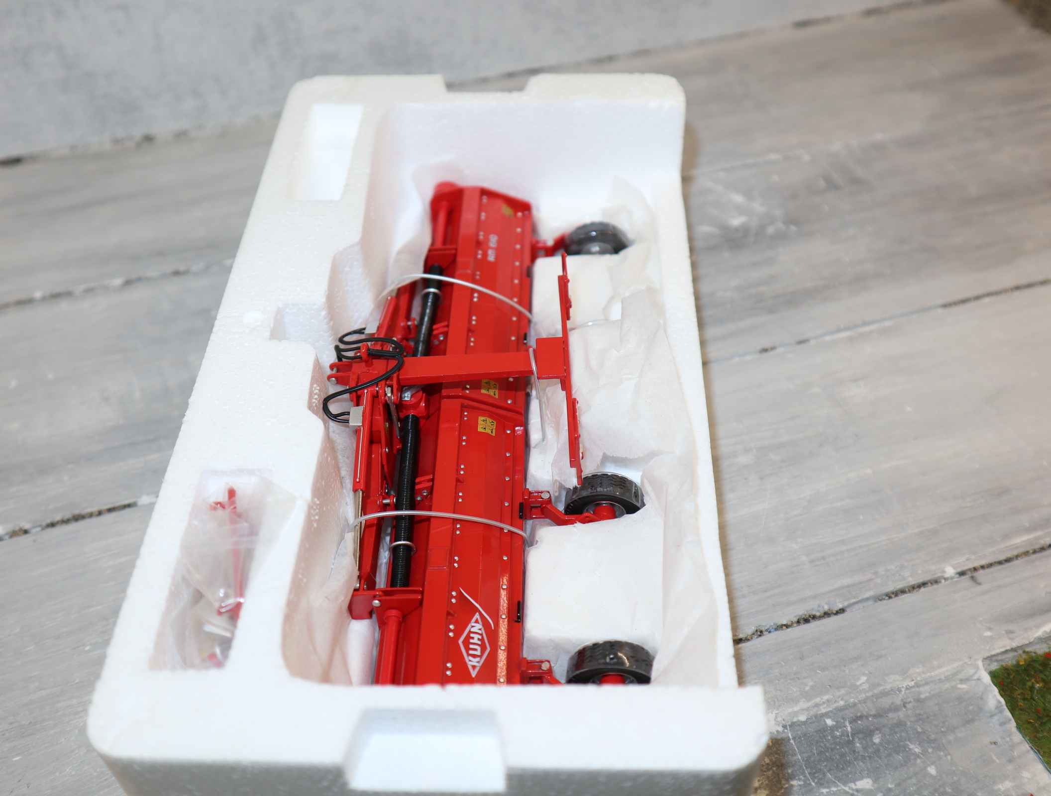 Replicagri 054 in 1:32 Kuhn RM610 Universalmulcher 6m, NEU in OVP