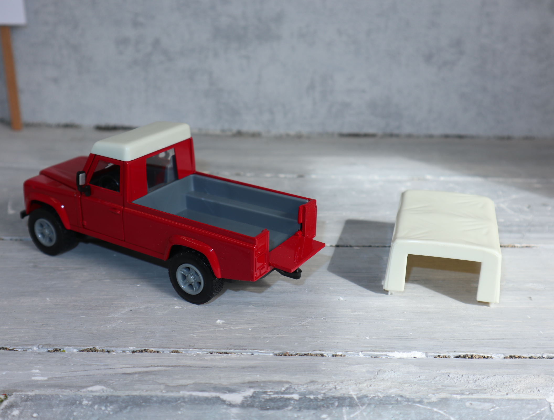 Siku 2561 in 1:32,  Landrover Defender Pick-Up in ROT, NEU in OVP