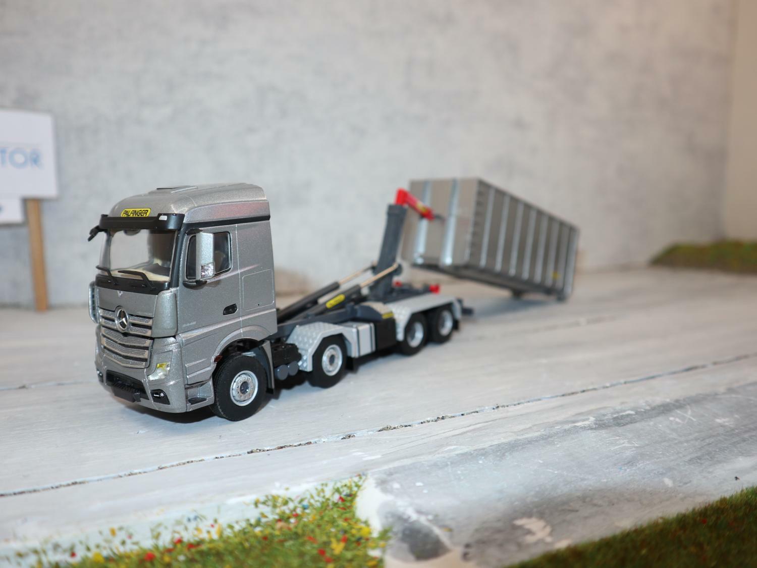 WSI 02-2193 in 1:50, MB Actros 8x4 Palfinger Abroller silber mit 40m2-Container, NEU in OVP