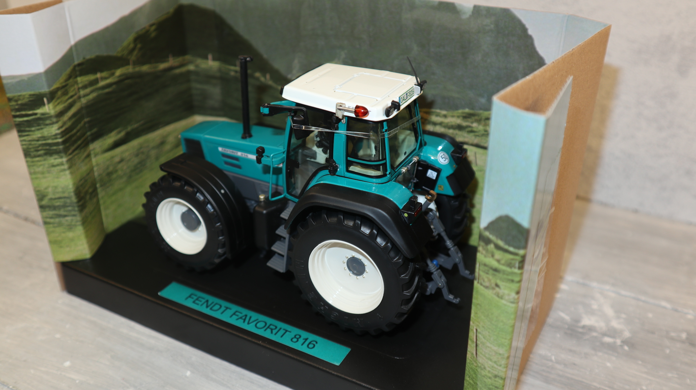 Weise Toys 2065 in 1:32, Fendt Favorit 816 , Vorführschlepper in türkis,  NEU in OVP