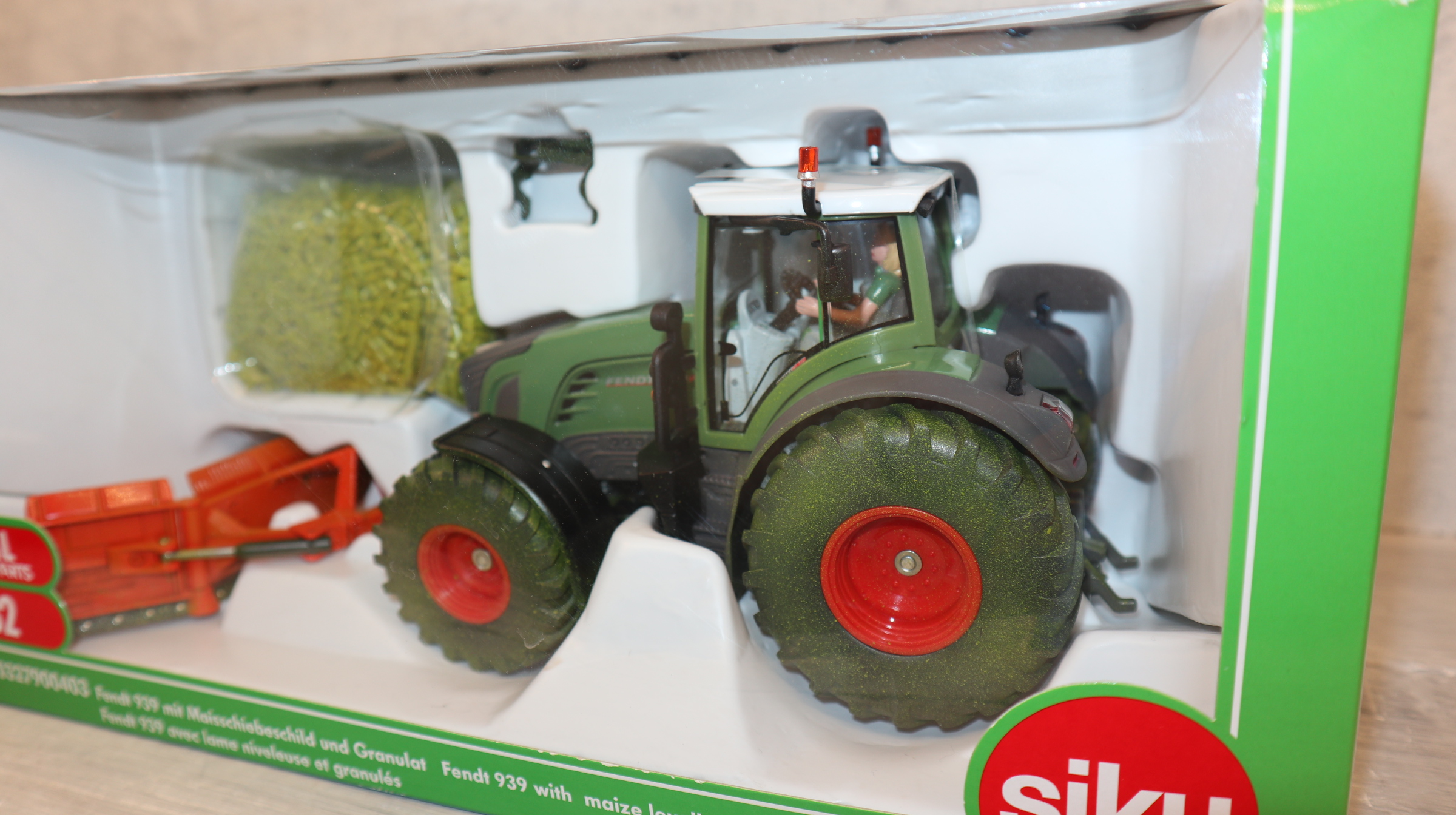 Siku Set in 1:32 Werbemodell EUROTIER 2014 Fendt 939 mit Maisschild und Granulat, NEU in OVP