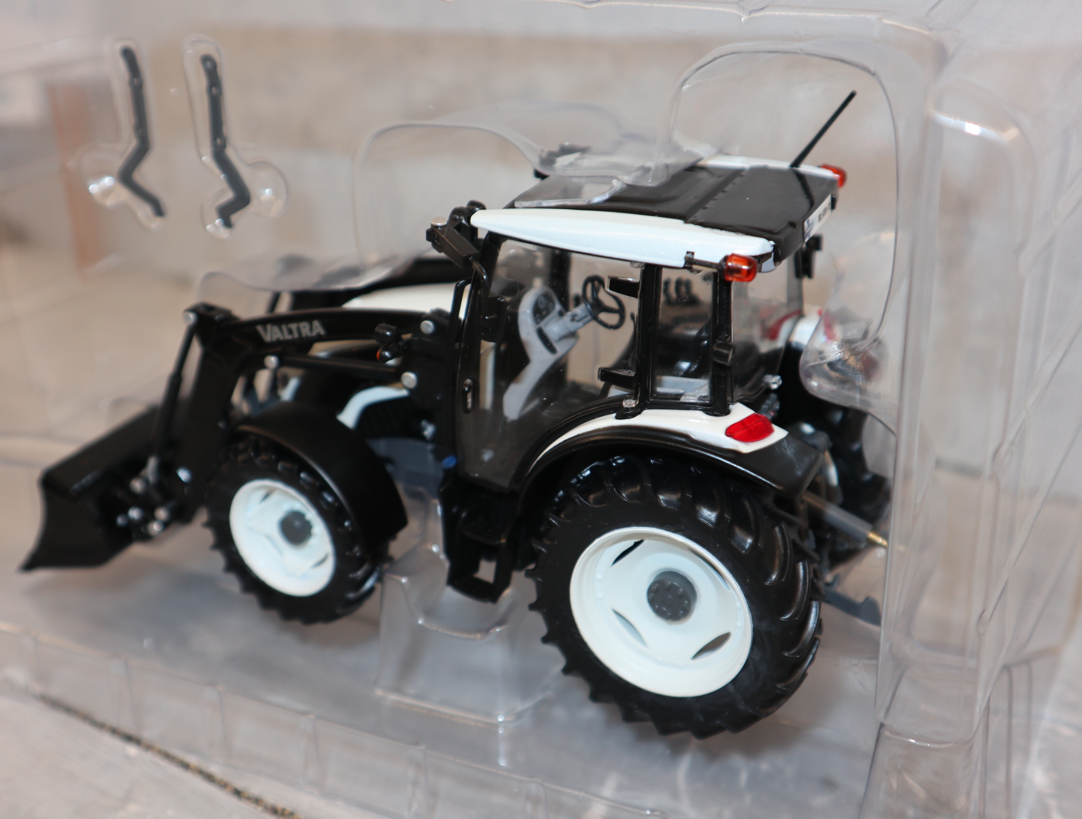 ROS 301542 in 1:32 VALTRA A104 weiß mit Frontlader NEU in OVP