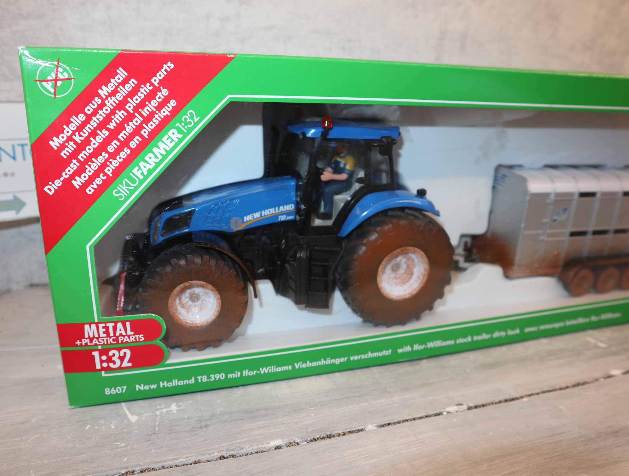 Siku 8607 in 1:32 New Holland T8.390 mit Viehanhänger DIRTY Sondermodell IRLAND,  NEU in OVP