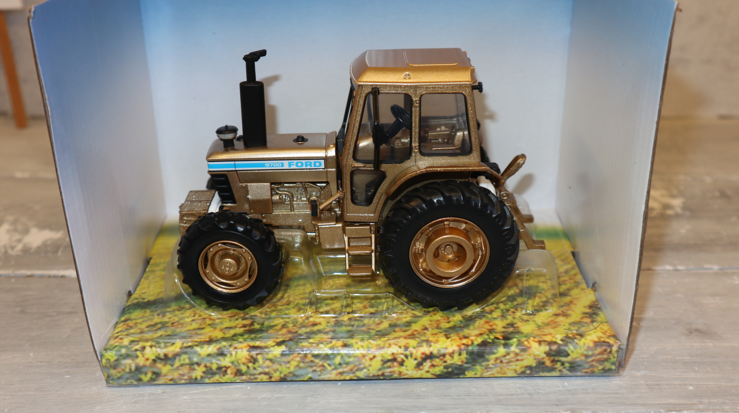 Britains 43410 in 1:32,  Ford 9700 4WD GOLD, nur 500 Modelle, NEU in OVP
