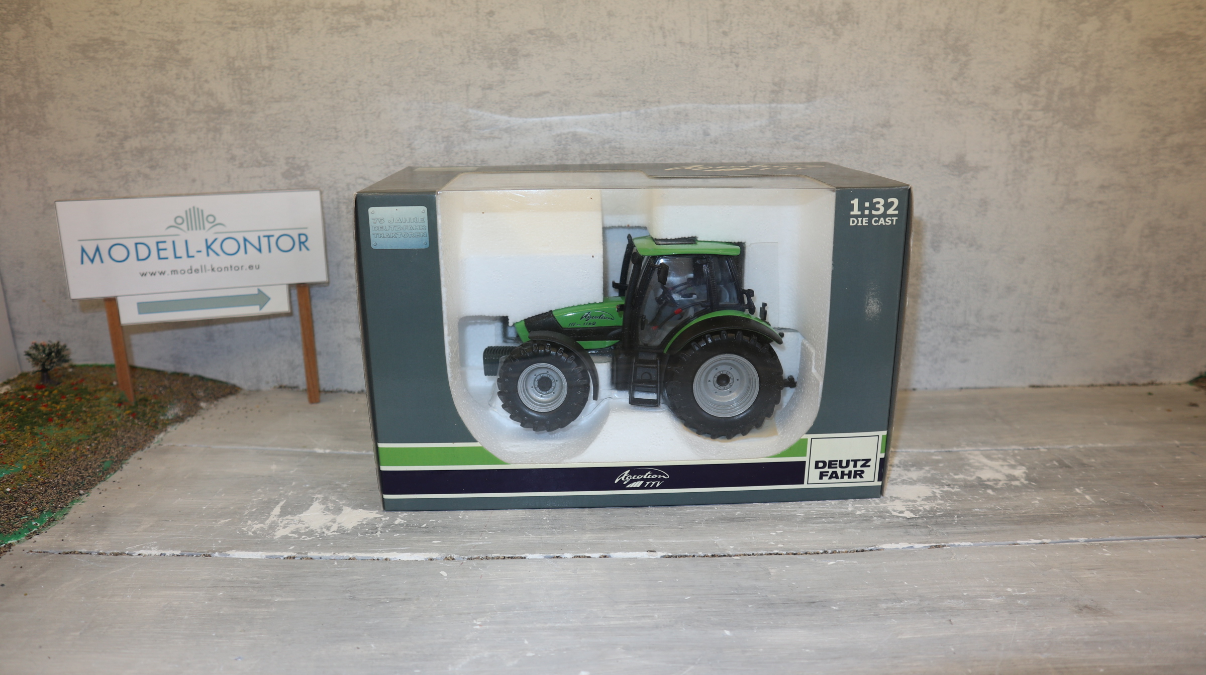Universal Hobbies UH 2096 in 1:32,  Deutz-Fahr Agrotron 1160 mit Frontgewicht,  NEU in OVP