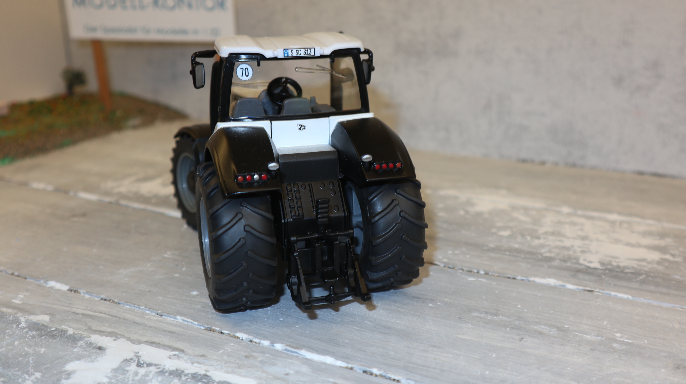 Siku 3267 in 1:32, JCB 8310 in weiss, SSC 2013 Sondermodell, NEU in OVP