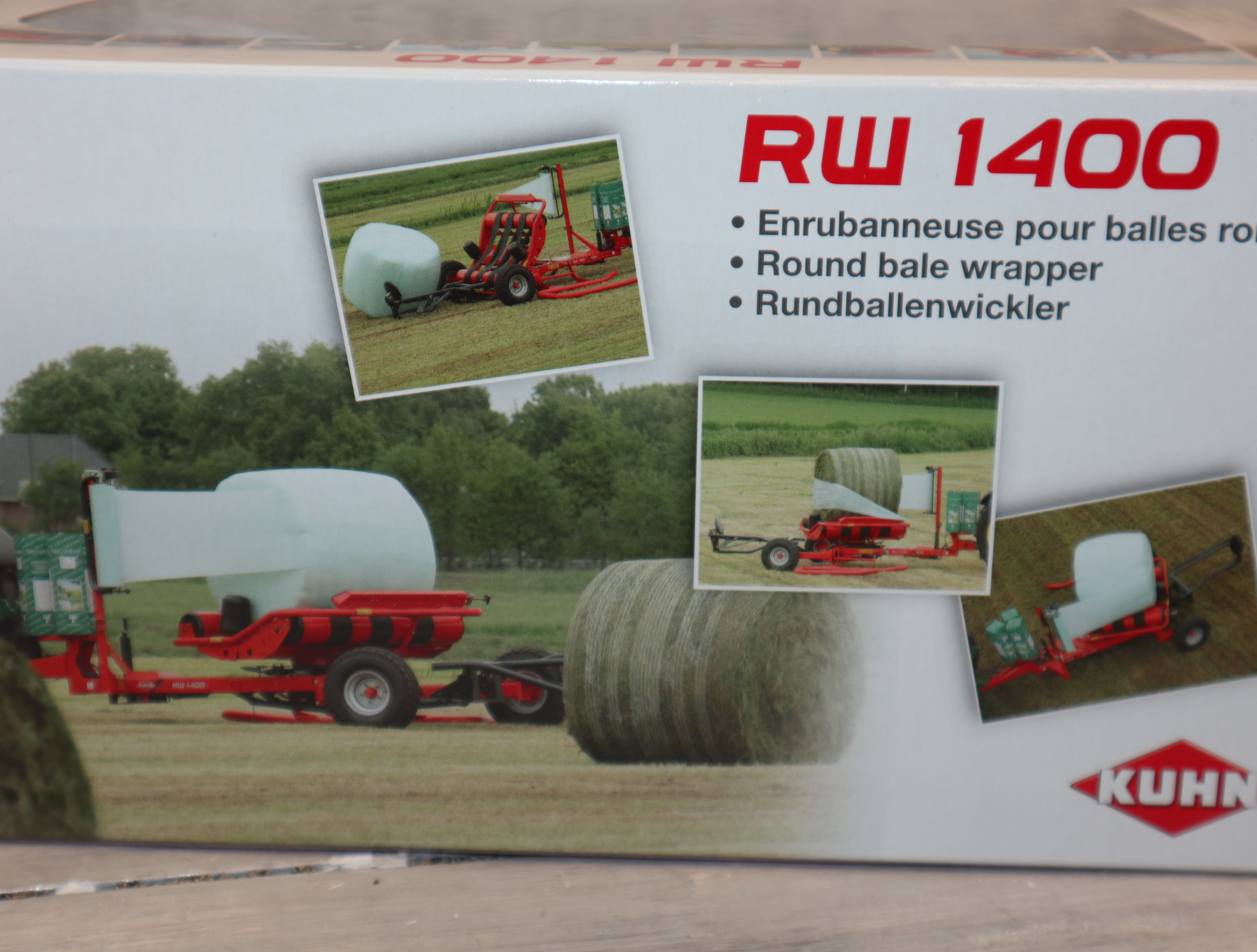 UH 4042 in 1:32  Kuhn RW 1400 Rundballenwickler, NEU in OVP