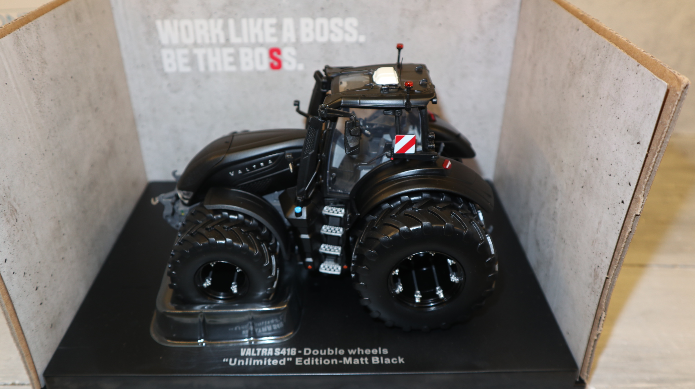 Universal Hobbies UH 6819 in 1:32,  VALTRA S416 schwarz matt, Zwilingsreifen,  NEU in OVP