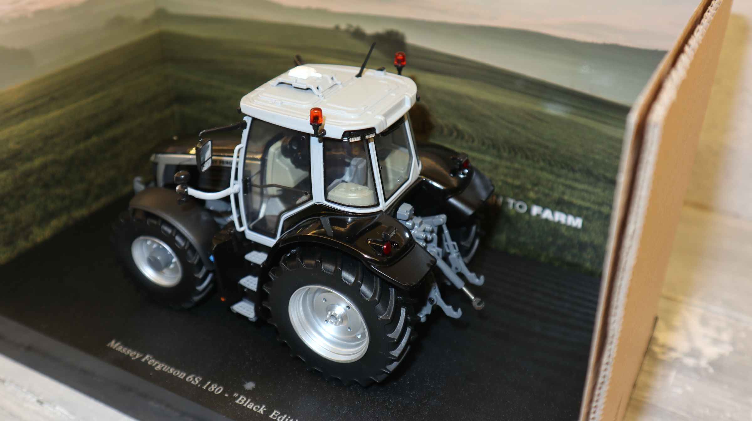 Universal Hobbies UH 6611 in 1:32,  Massey Ferguson 6S.180 Black Edition,  NEU in OVP