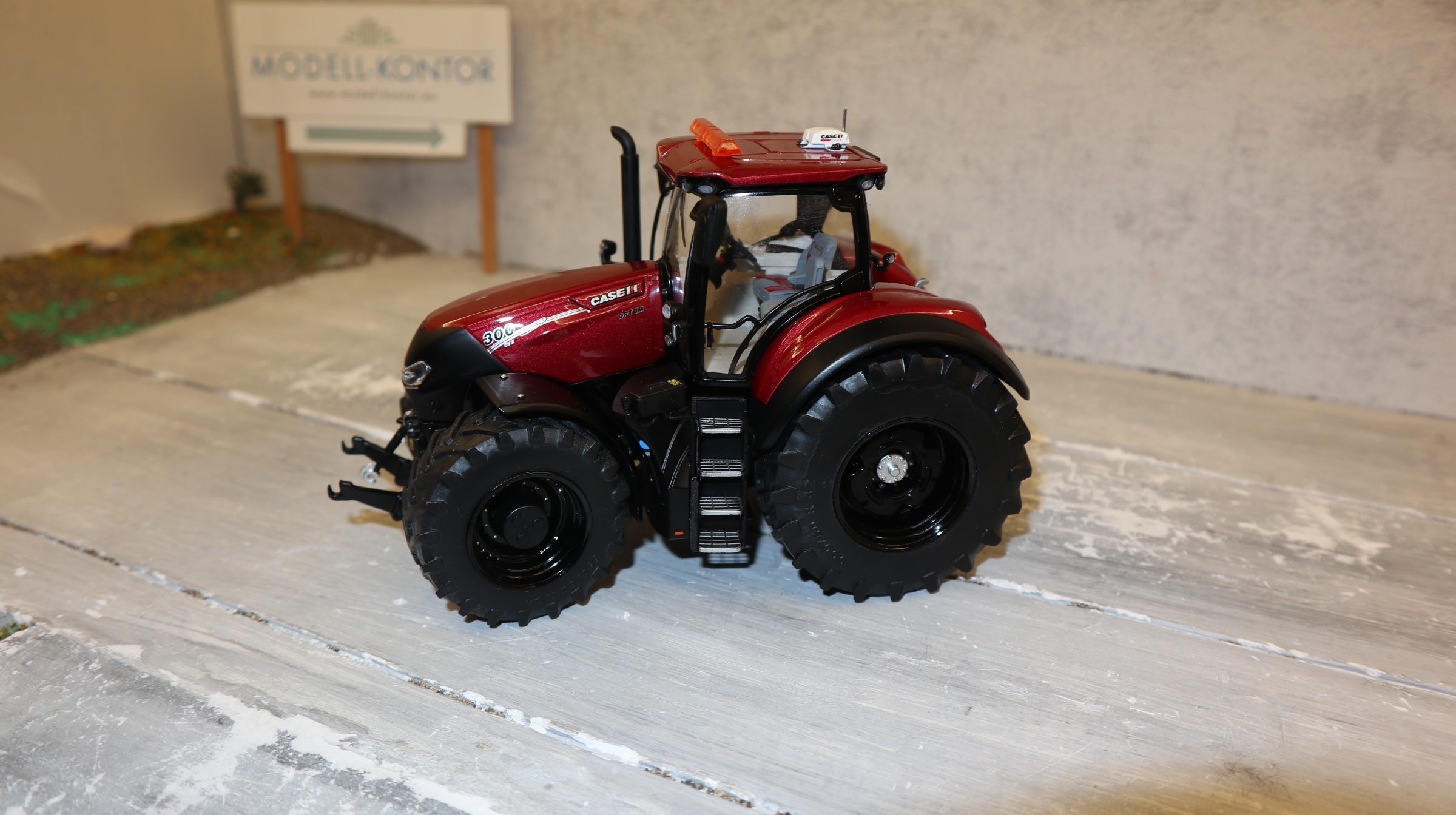 MarGe 1814 in 1:32, Case IH Optum 300 CVX, ROTmetallic schwarze Felgen, NEU in OVP