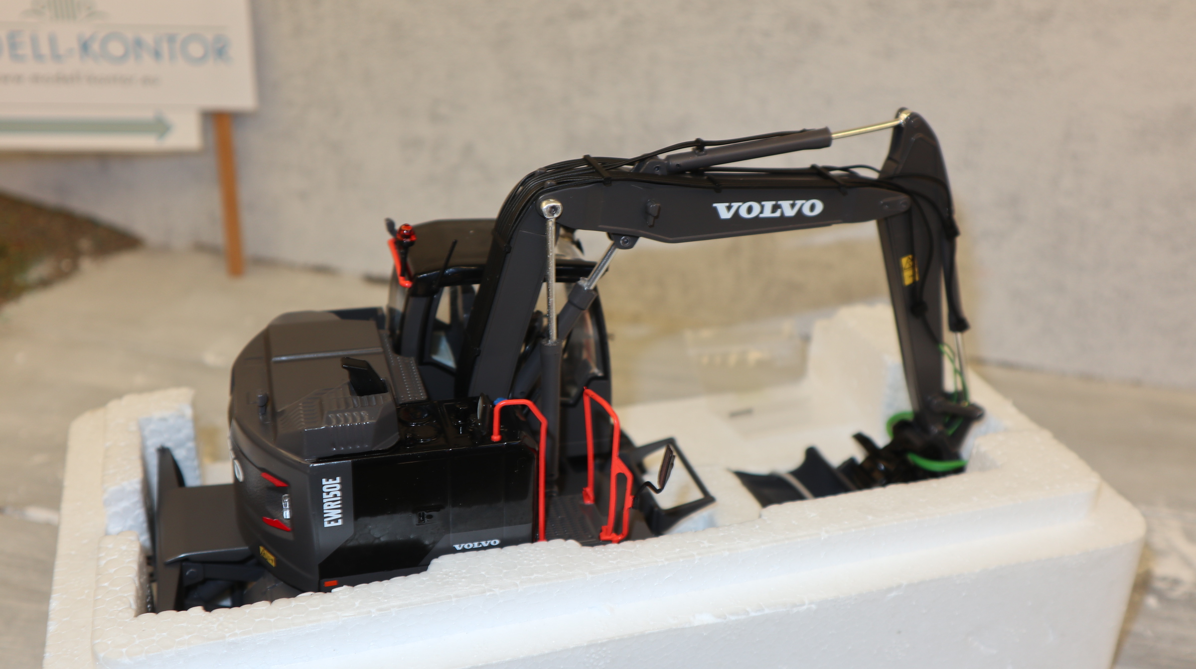 AT Collections AT3200116 in 1:32,  VOLVO EWR150E BLACKLINE Radbagger , NEU in OVP