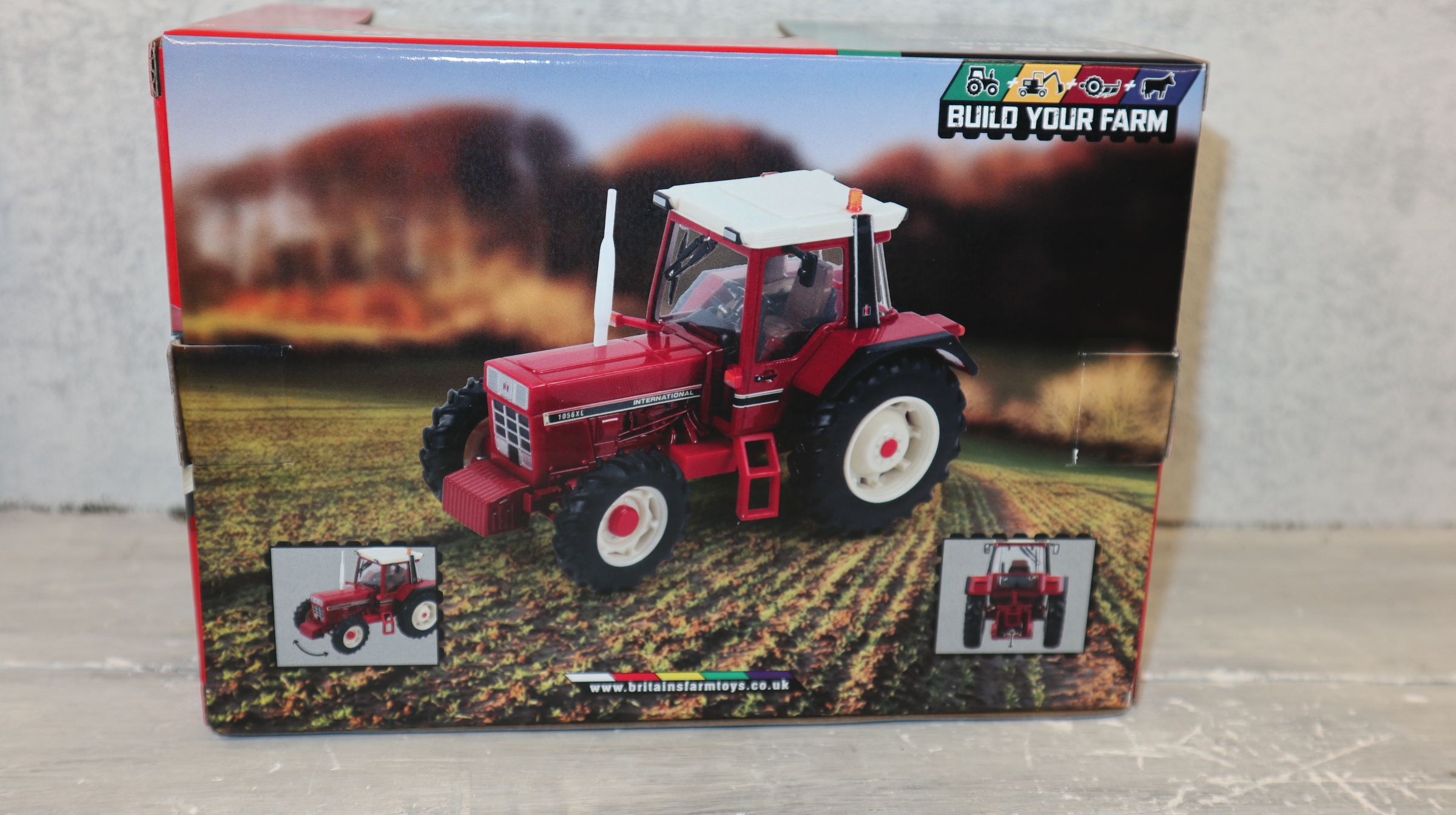 Britains 43329 in 1:32 International IH 1056 XL 4WD, NEU in OVP