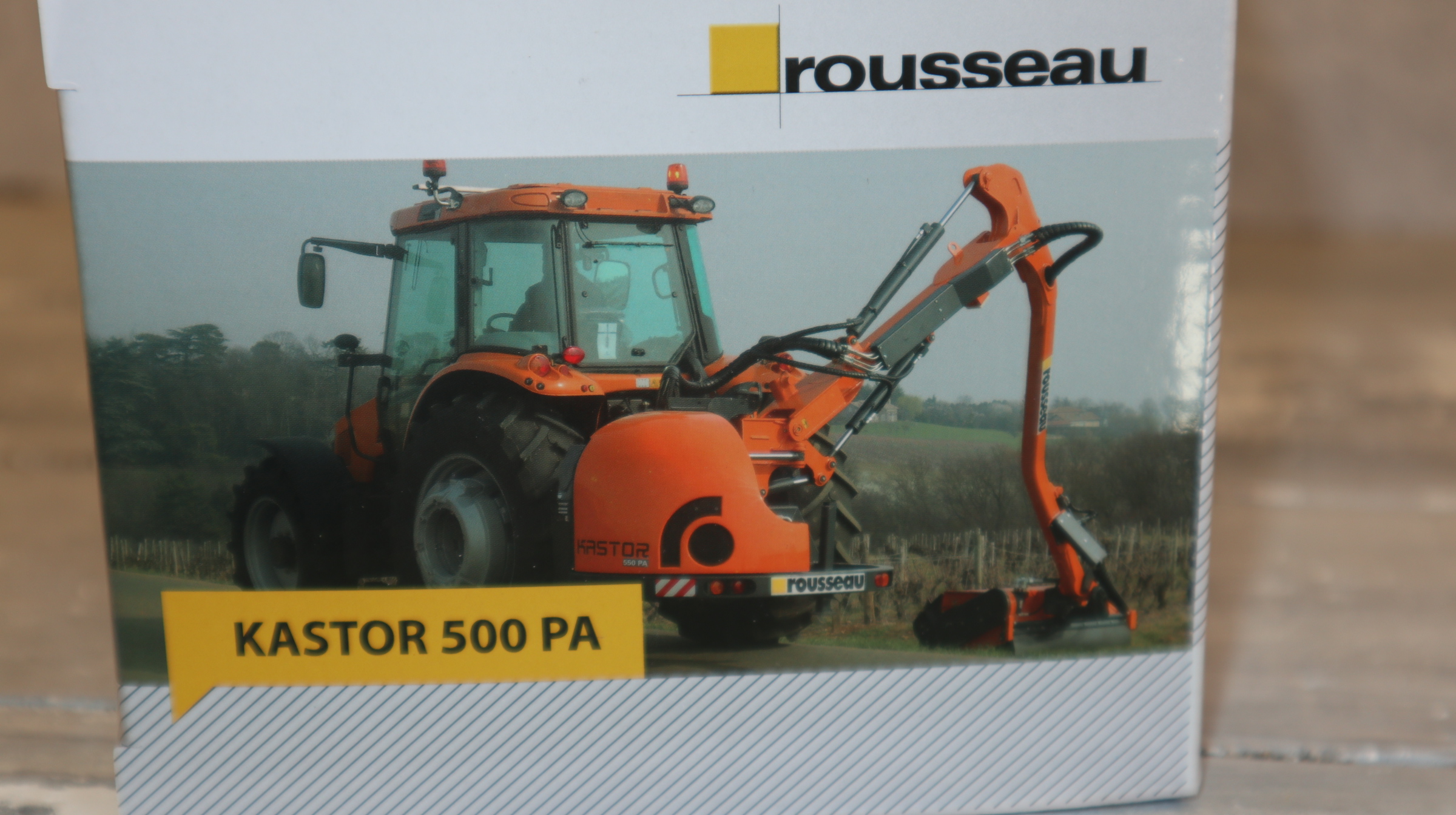 Universal Hobbies UH 4281 in 1:32, Rousseau Kastor 500 Seitenmäher, NEU in OVP