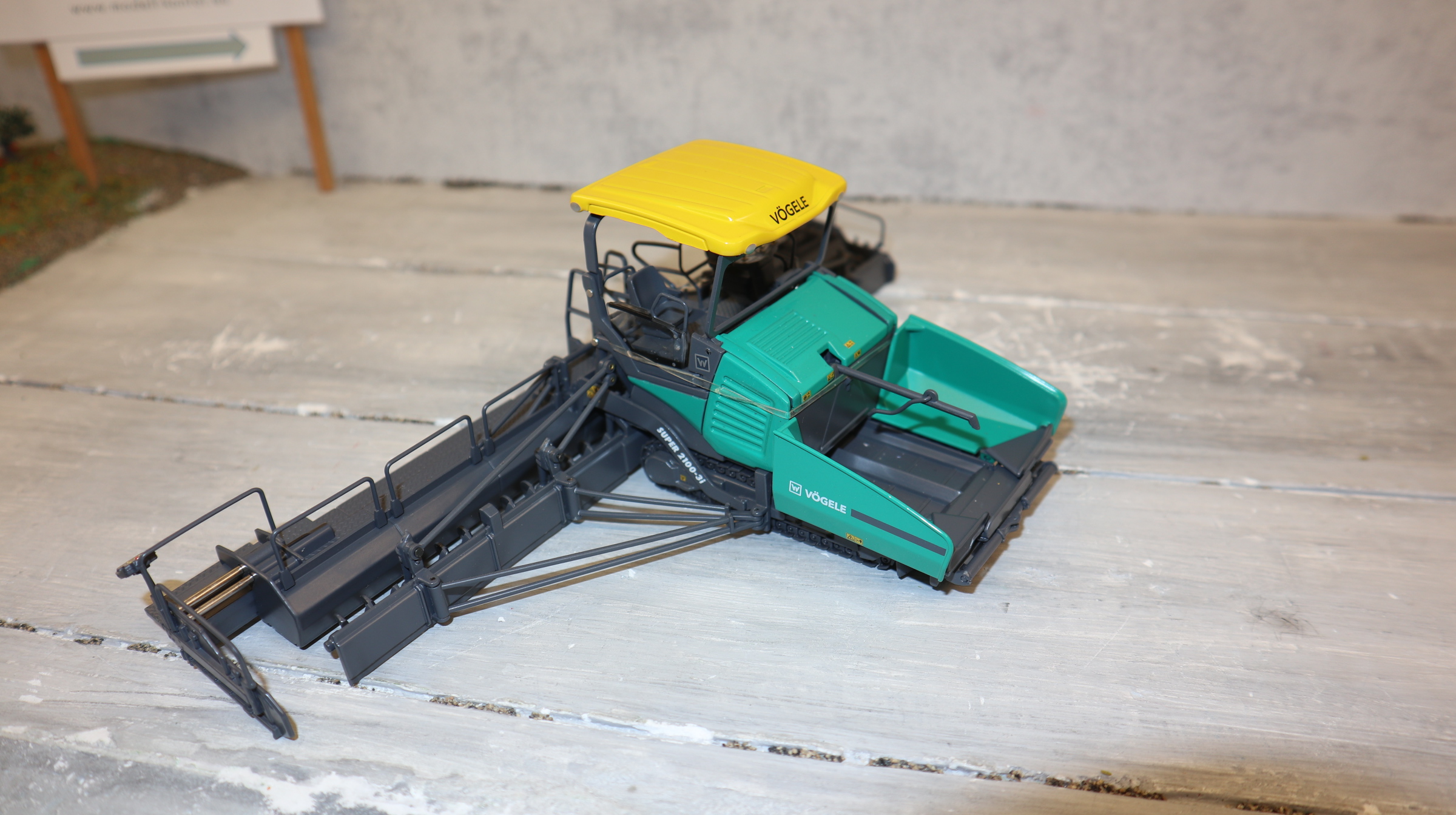 NZG 8591 in 1:50, VÖGELE Straßenfertiger SUPER 2100-3, NEU in OVP