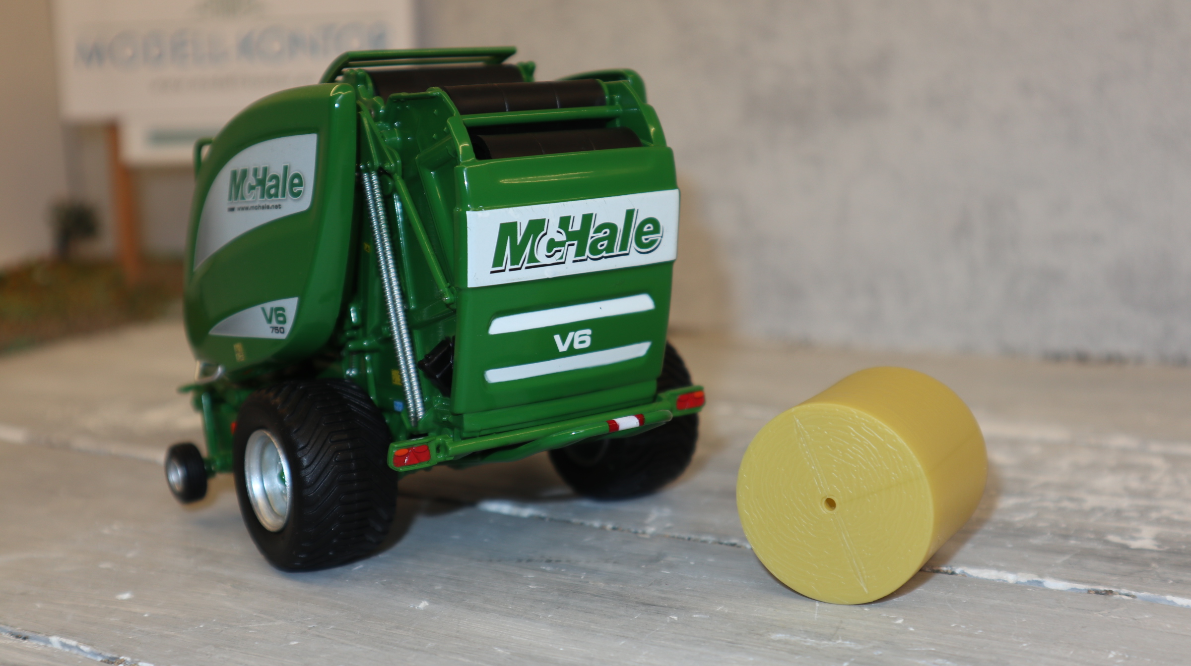 USK 31021 in 1:32, Rundballenpresse McHale V6, NEU in OVP