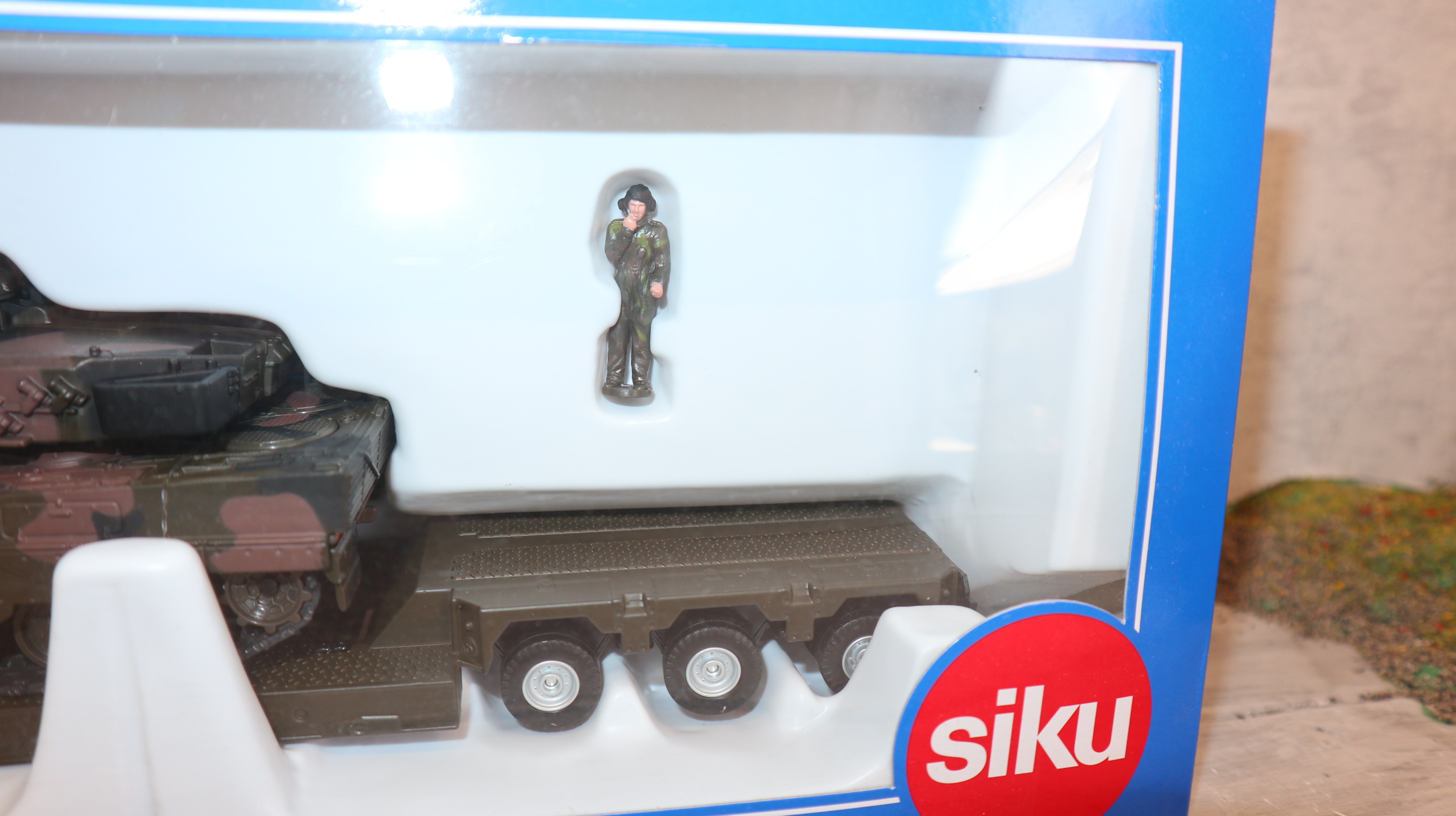 Siku 8612 in 1:50,  MAN TGX mit Tieflader und Panzer, NEU in  OVP