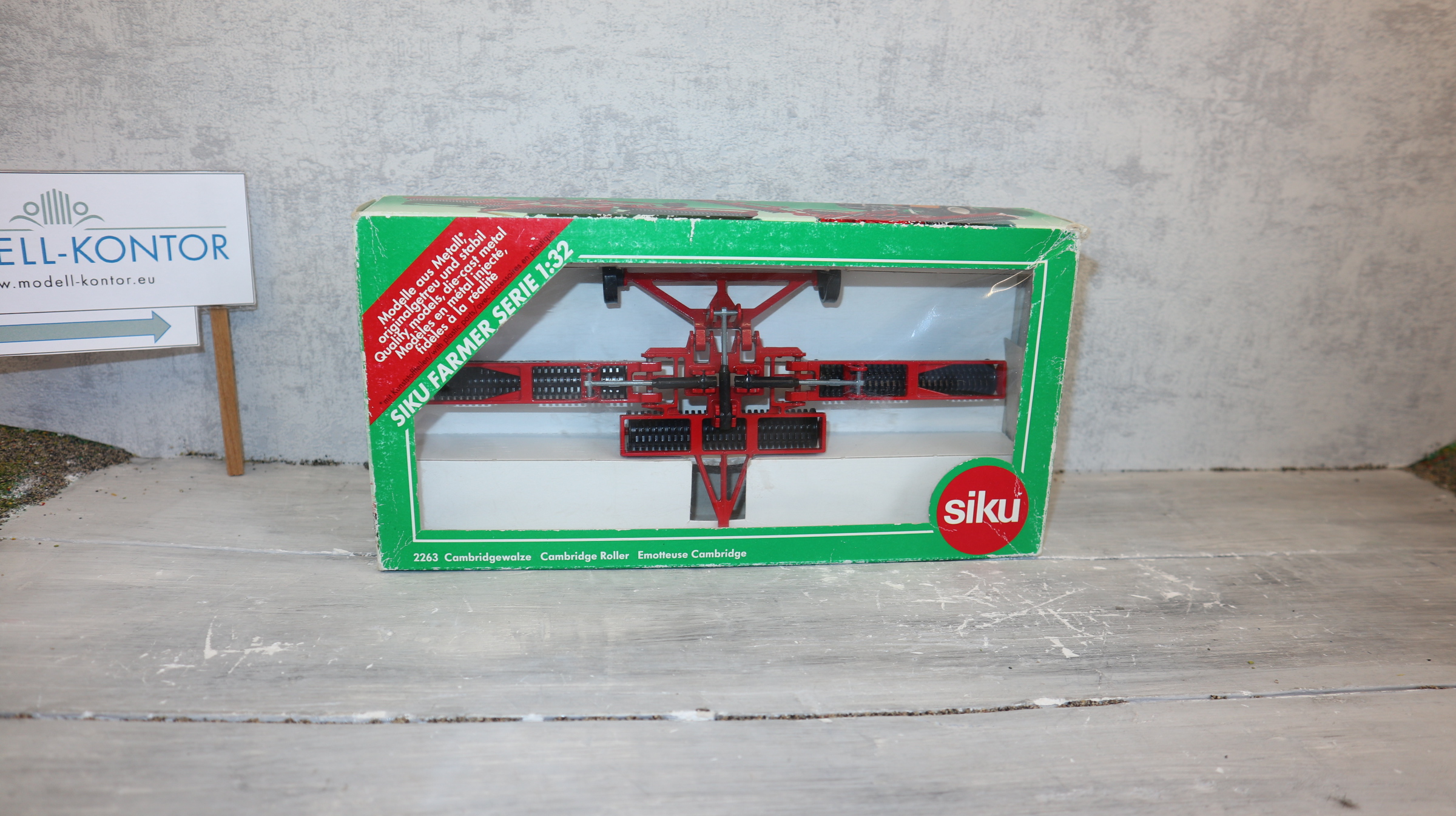 Siku 2263 in 1:32 Cambridwalze, ROT mit schwarzen Walzen, NEU in OVP