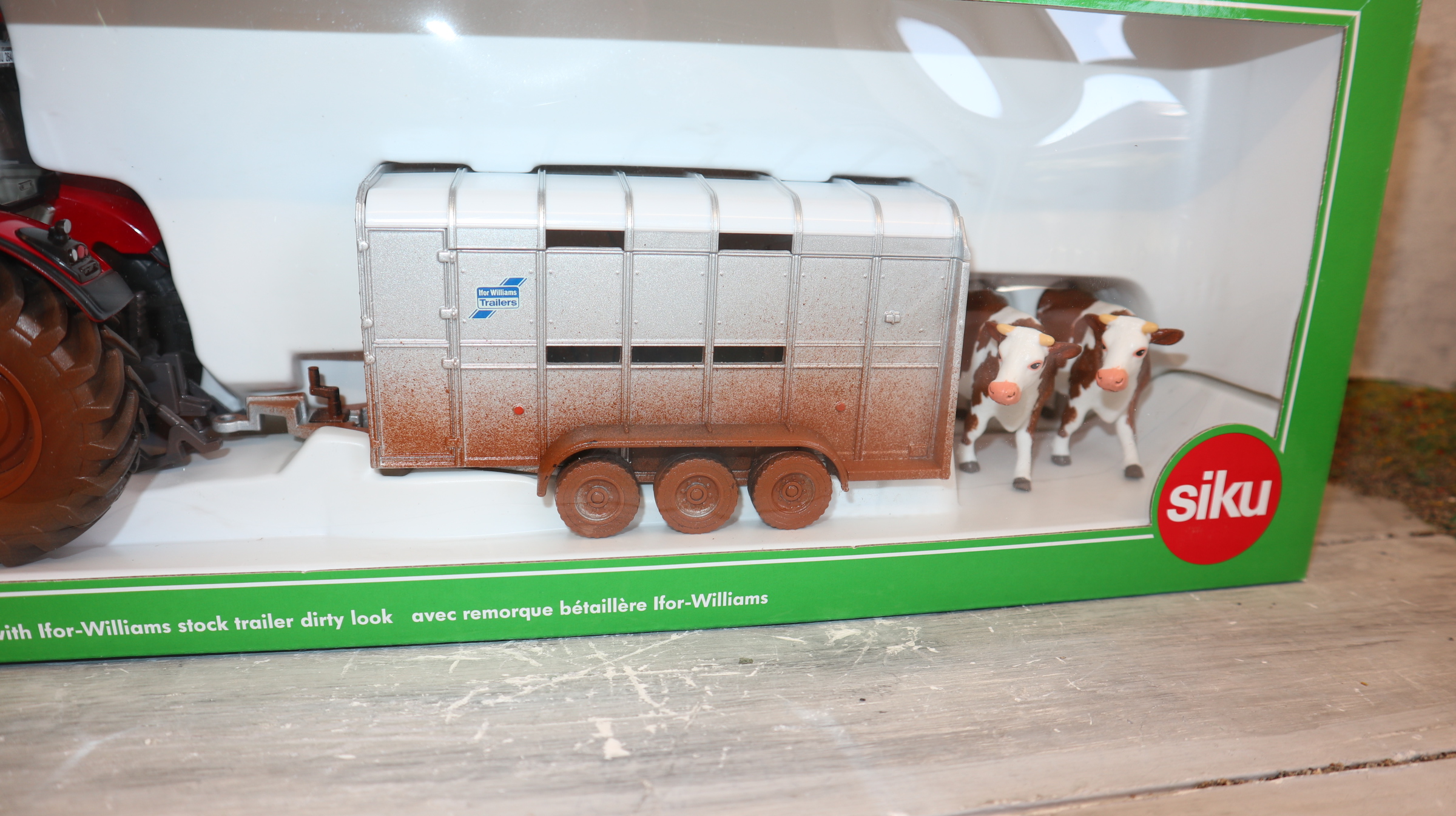 Siku 8608 in 1:32,  MF 8680 mit Viehanhänger, Sondermodell IRLAND "DIRTY", NEU in OVP