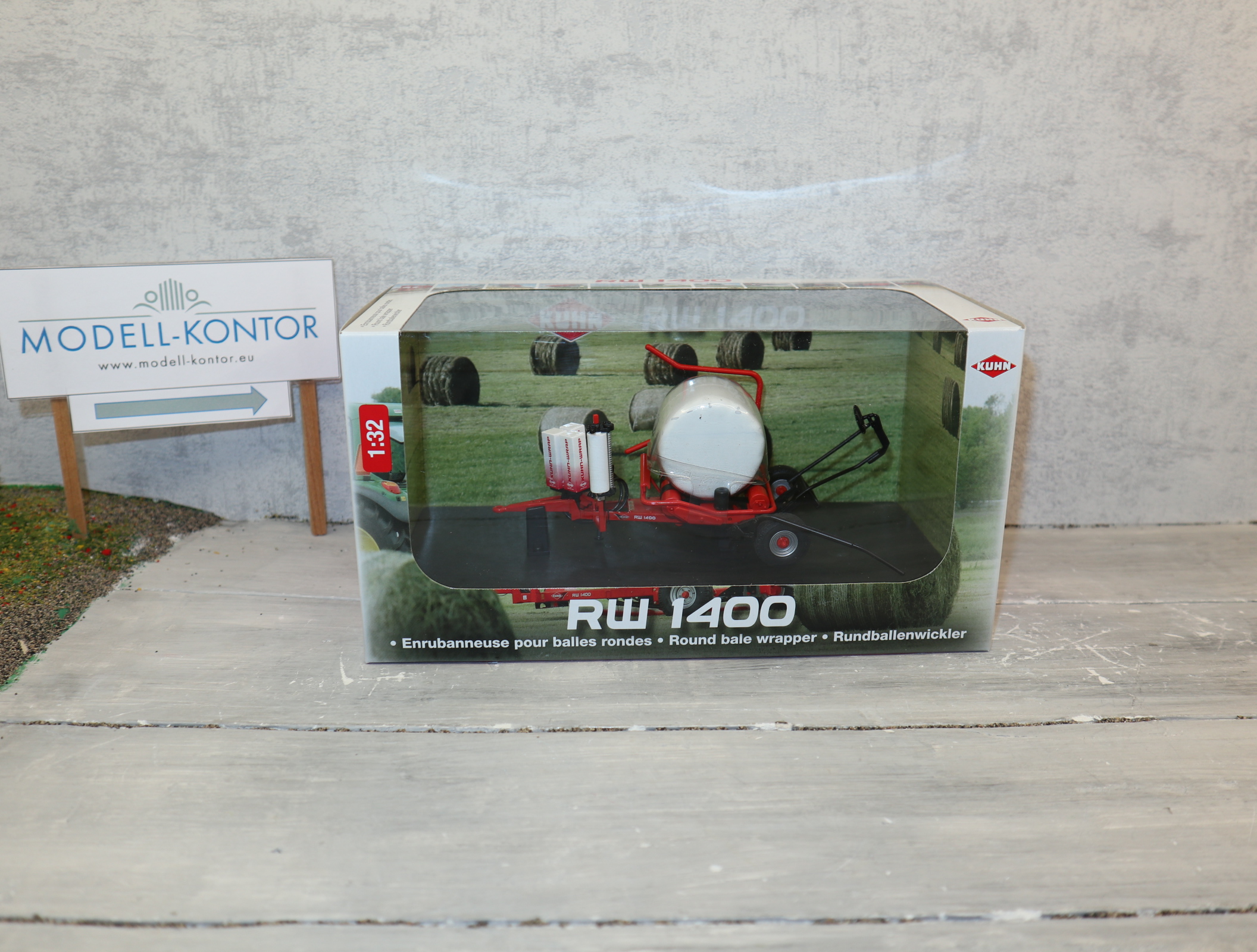 UH 4042 in 1:32  Kuhn RW 1400 Rundballenwickler, NEU in OVP