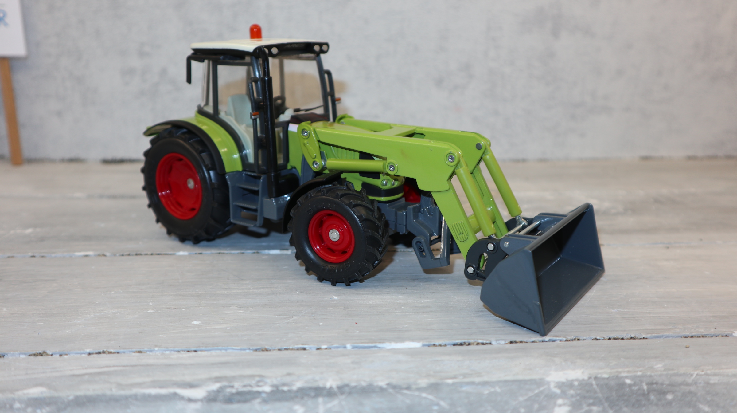 Siku 3656 in 1:32 Claas ARES 697 ATZ mit Wechselsystem am Frontlader,   NEU in OVP