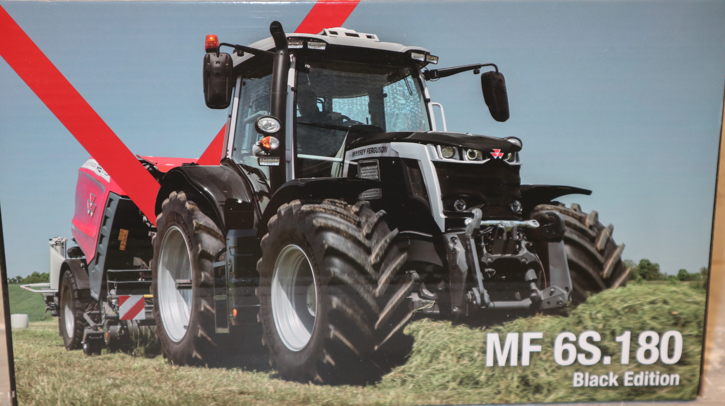 Universal Hobbies UH 6611 in 1:32,  Massey Ferguson 6S.180 Black Edition,  NEU in OVP