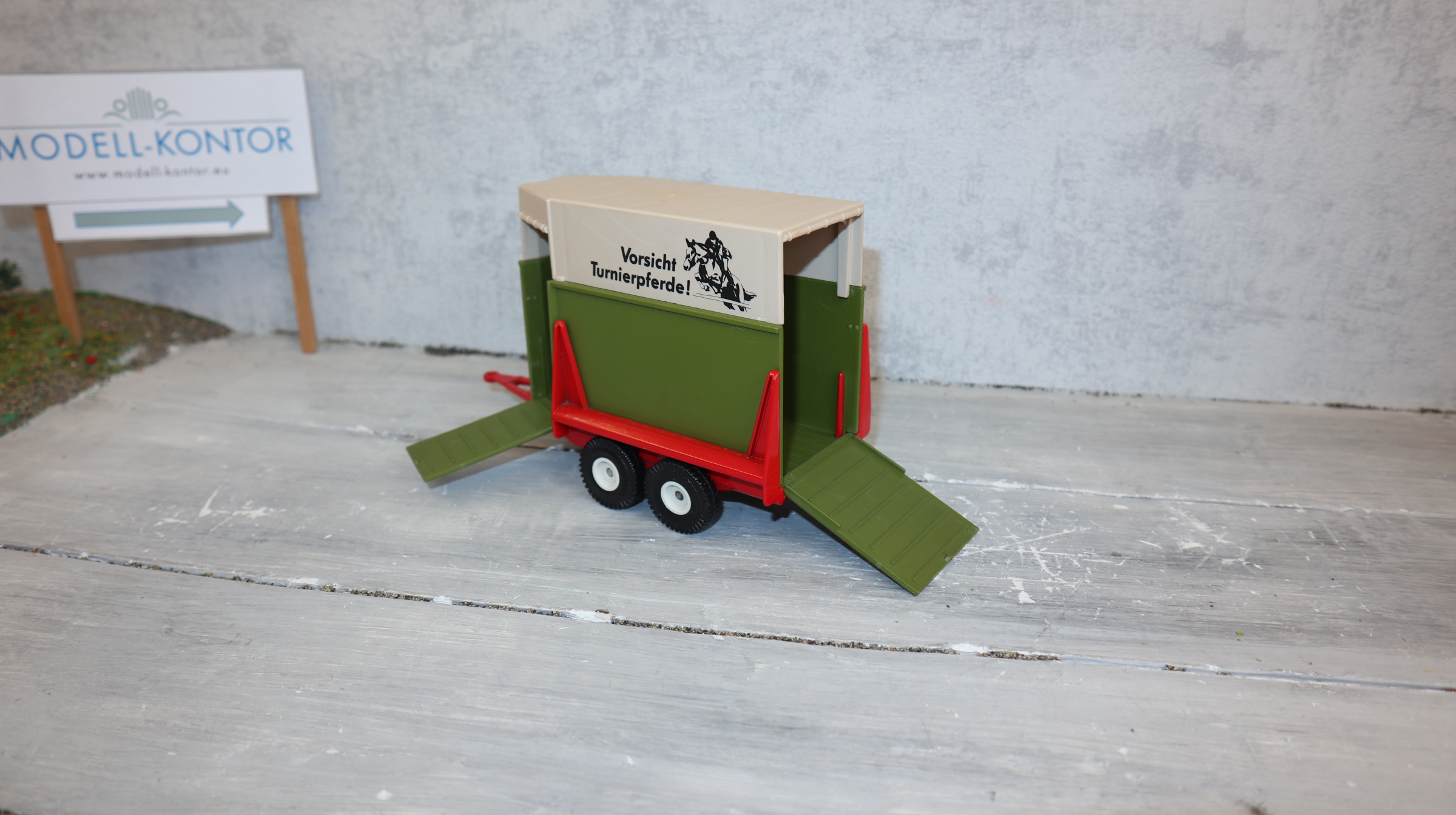 Siku 2559 in 1:32 Westfalia-Tiertransporter mit Plane und rotem Chassis , NEU in OVP
