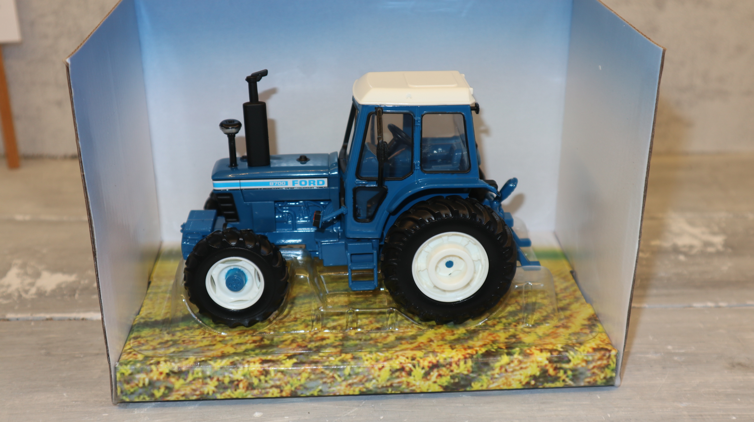 Britains 43409 in 1:32,  Ford 8700 4WD BLAU, nur 1851 Modelle, NEU in OVP