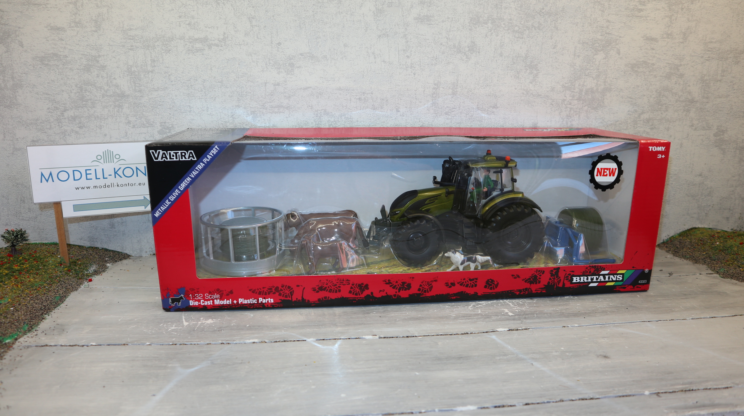 Britains 43323 in 1:32 VALTRA T254 in GRÜN als SET mit Rundballenhalter und Tieren,  NEU in OVP