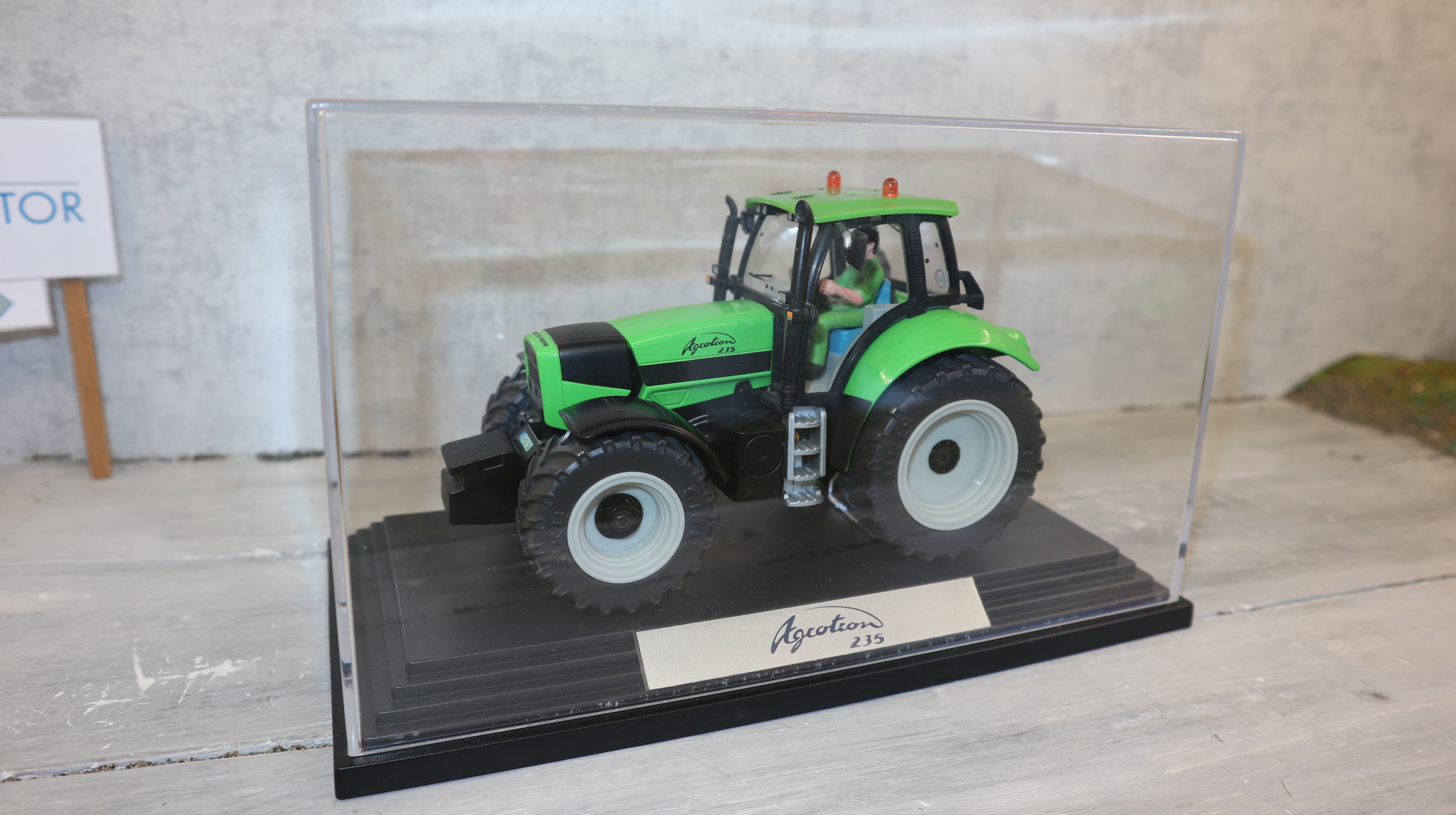 Siku 4453 in 1:32,  Deutz Agrotron 235, Sondermodell FarmerPlus, NEU in OVP