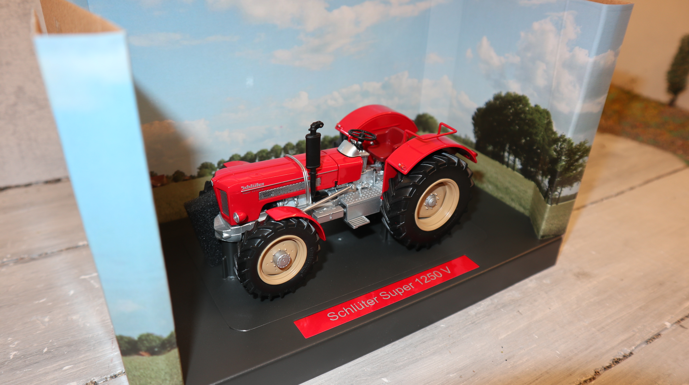 Weise Toys 1042 in 1:32, Schlüter Super 1250 rot ohne Kabine,  NEU in OVP