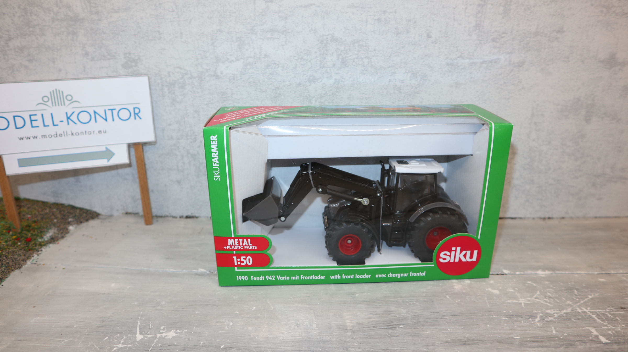 Siku 1990 in 1:50 Fendt 942 mit Frontlader in schwarz, Neu in OVP