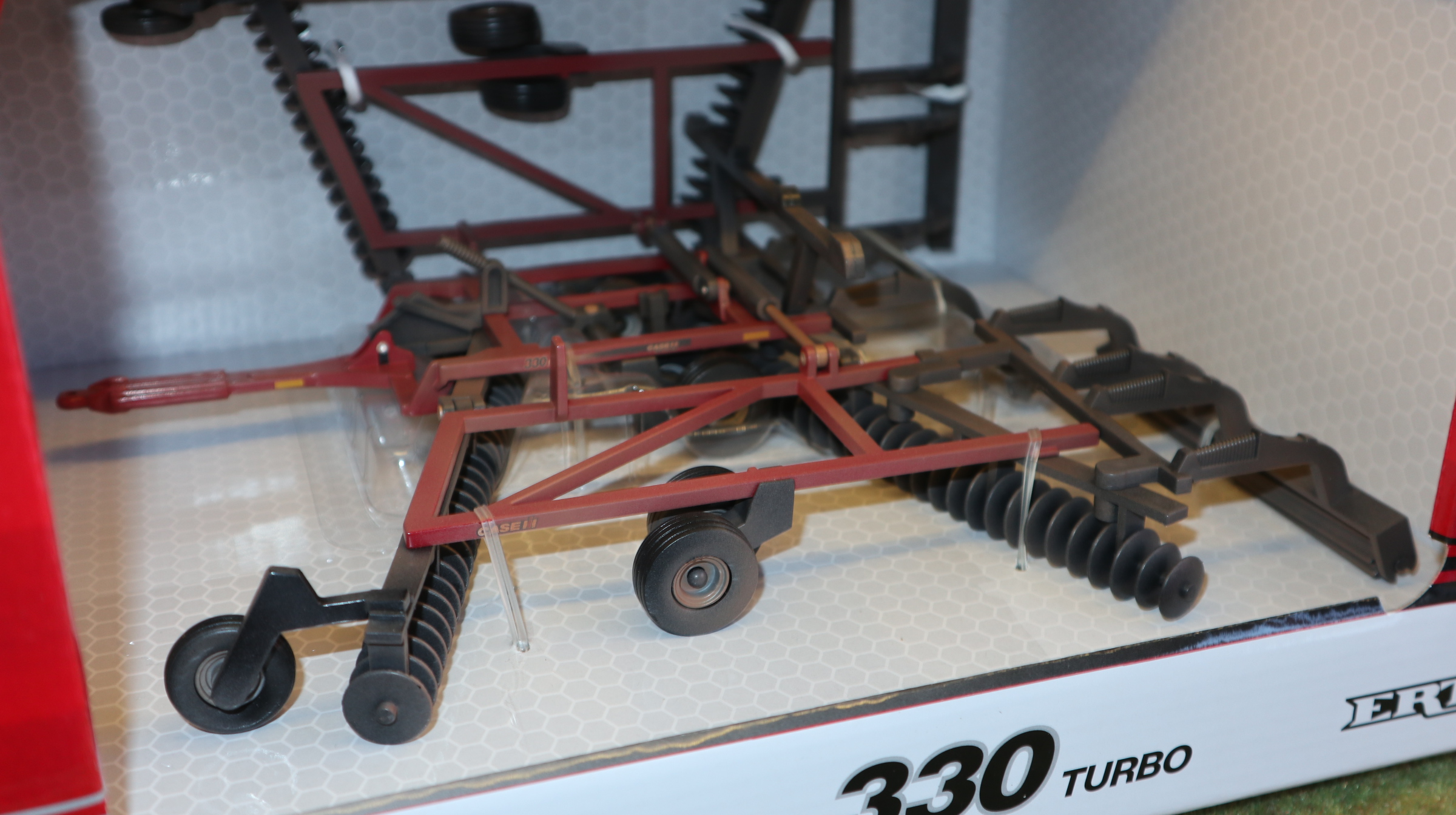 Britians ERTL 44434 in 1:32, CASE 330 Turbo Disc Egge DIRTY, USA Modell, NEU in OVP