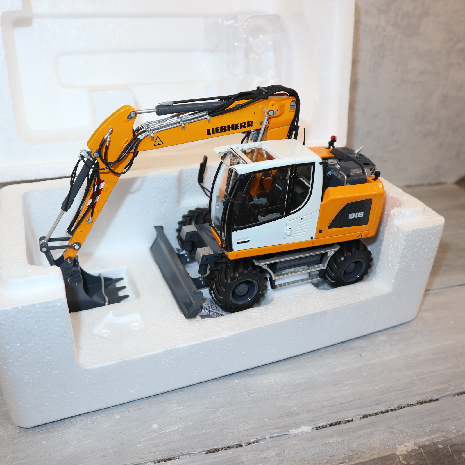 AT Collections 3200140 in 1:32  LIEBHERR A916 4WD Radbagger in gelb mit NOKIAN-Reifen NEU in OVP