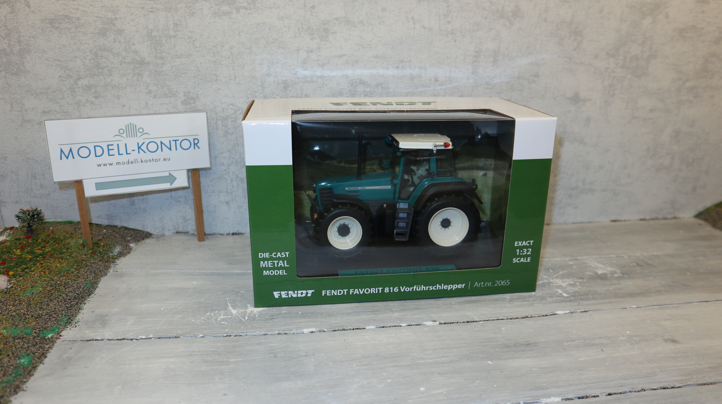 Weise Toys 2065 in 1:32, Fendt Favorit 816 , Vorführschlepper in türkis,  NEU in OVP