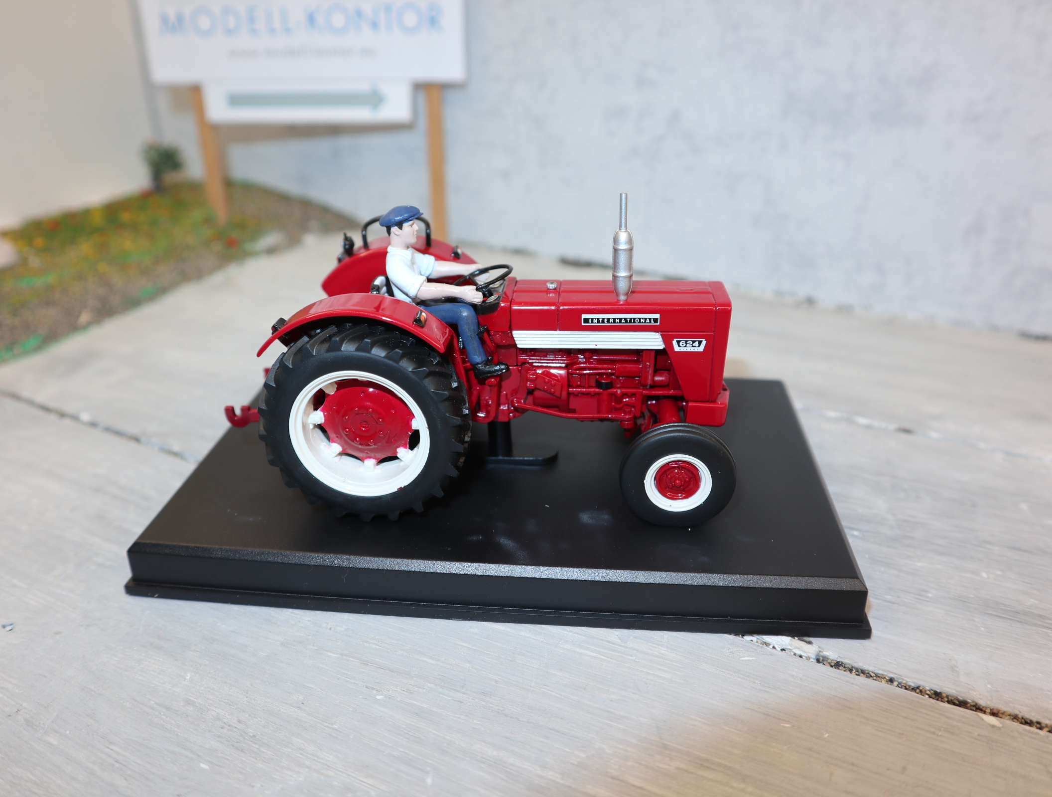 Replicagri 031 in 1:32 International IH 624 mit Fahrer ohne Kabine neu in OVP