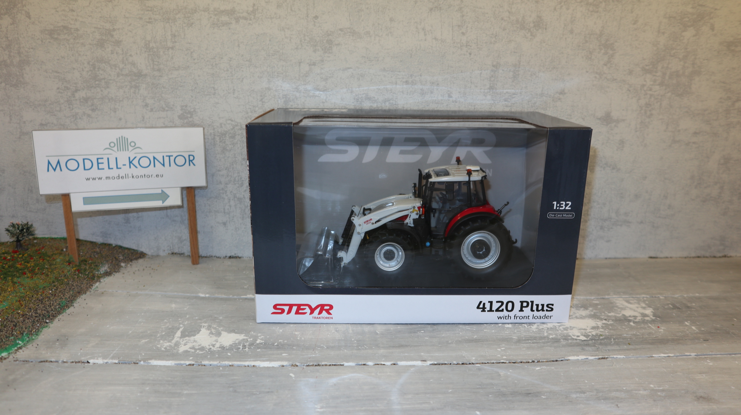 Universal Hobbies UH 6823 in 1:32,  Steyr 4120 Plus mit Frontlader,  NEU in OVP