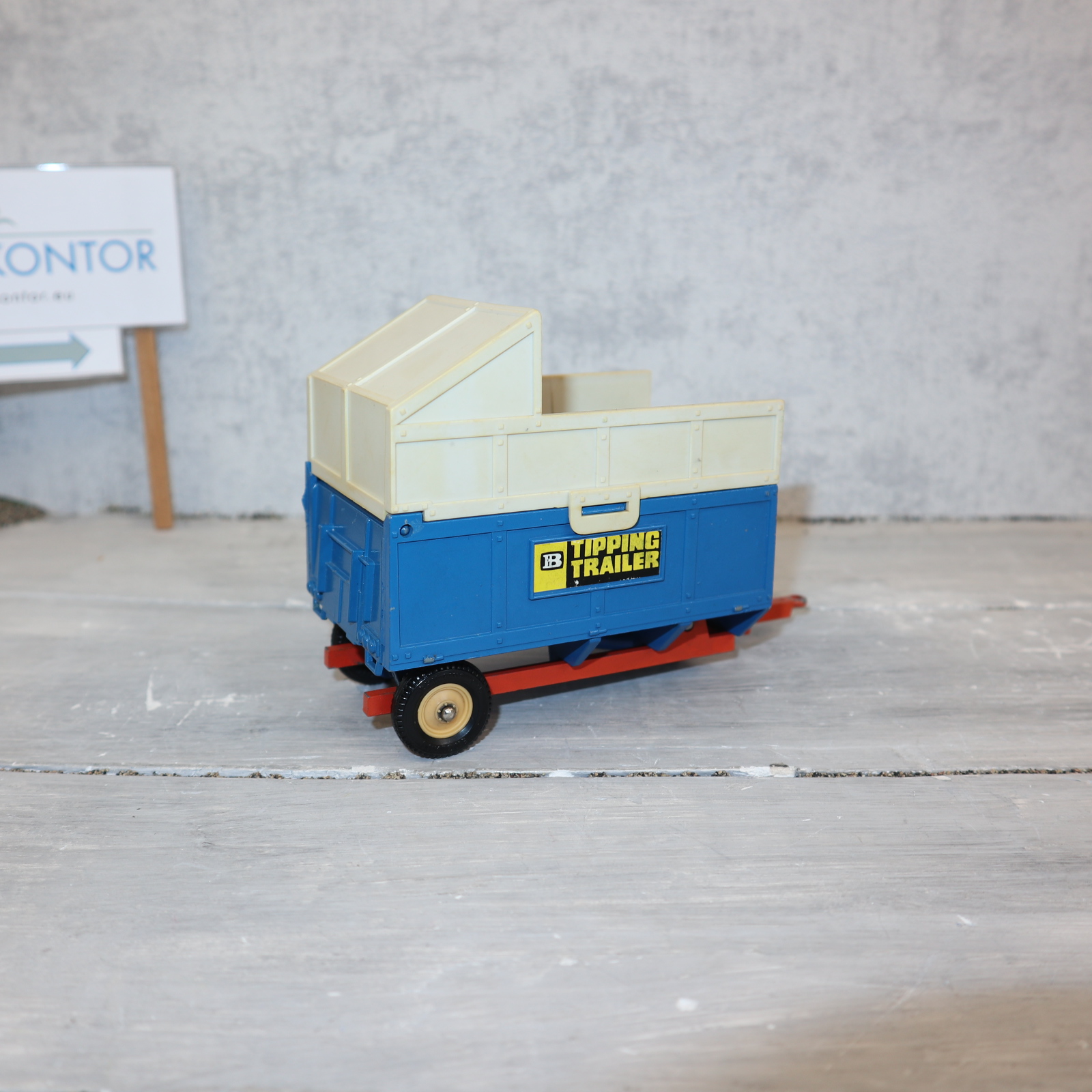 Britains 9566 in 1:32  Hochbord-Kipper als Ein-Achser , leicht bespielt aber komplett, aus den 70er-Jahren
