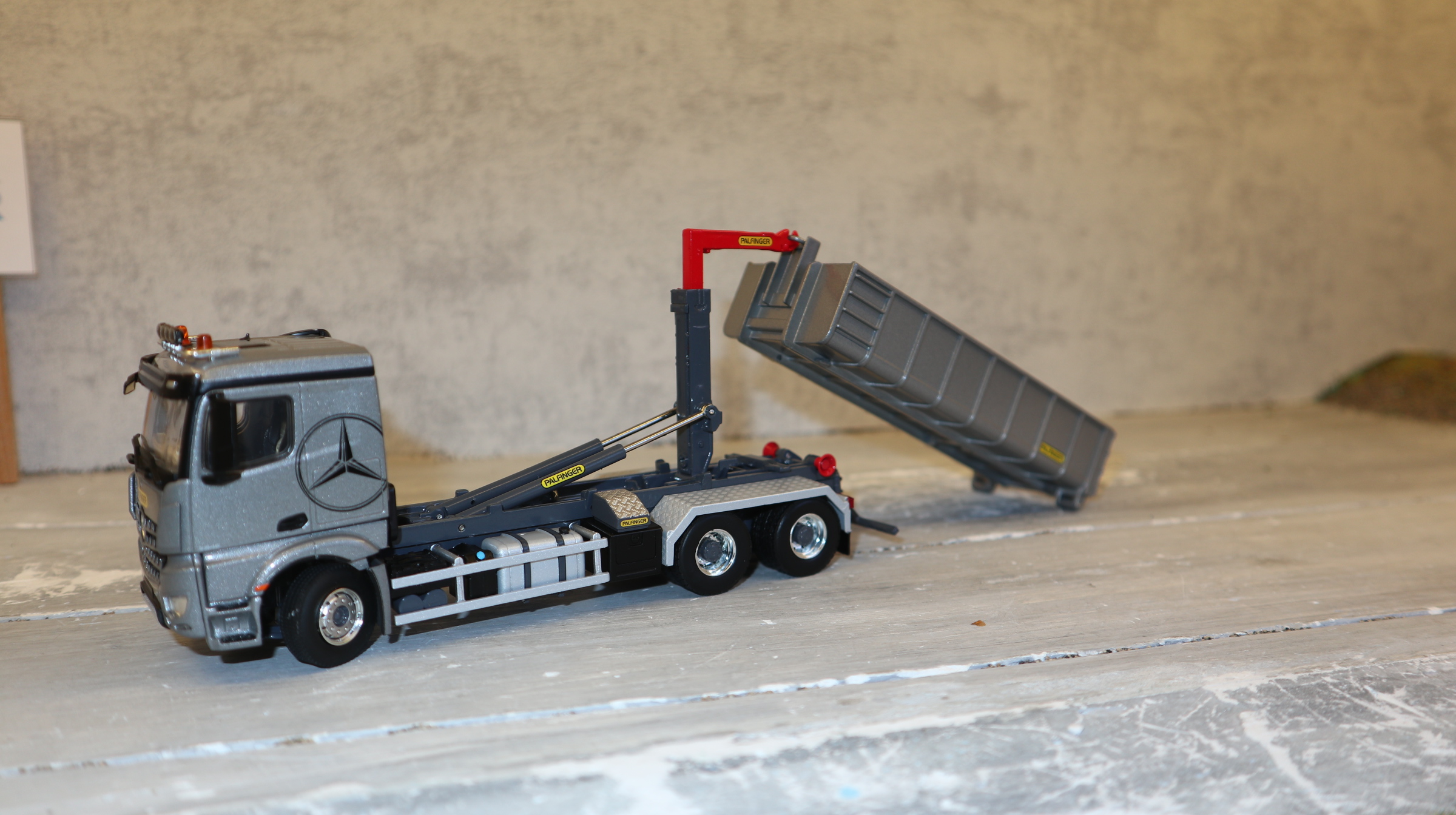 WSI 02-3792 in 1:50, MB Arocs MP4 6x4 silber Palfinger Abroller, NEU in OVP