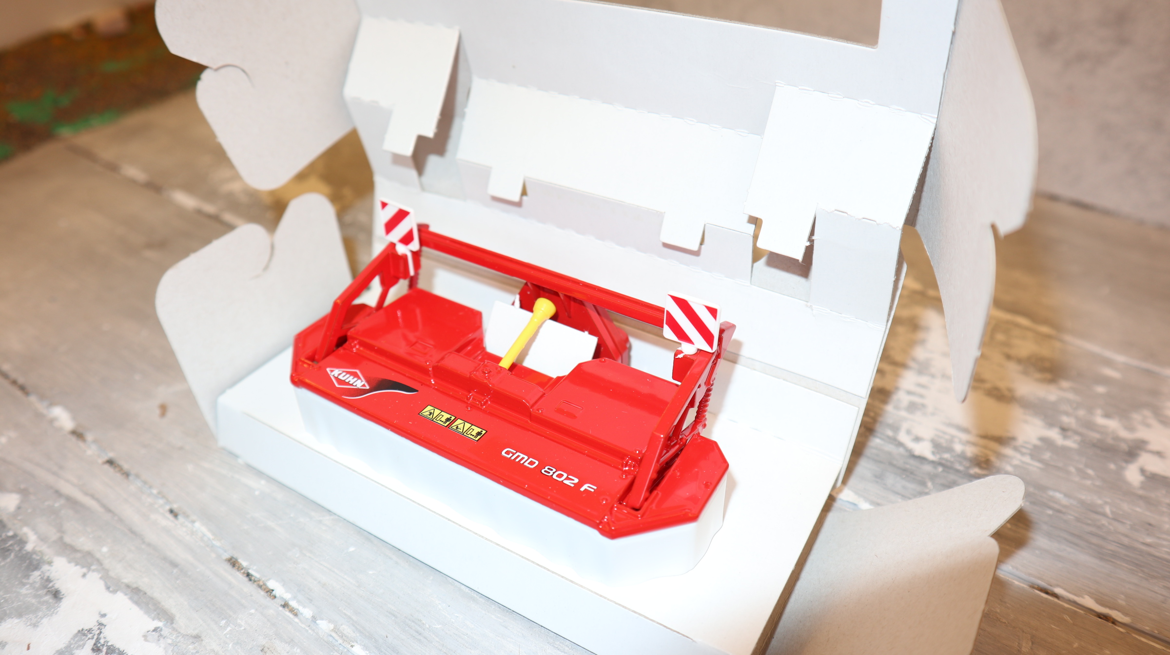 Siku 2461 in 1:32, Kuhn GMD 802 Frontmähwerk Sondermodell KUHN , NEU in OVP