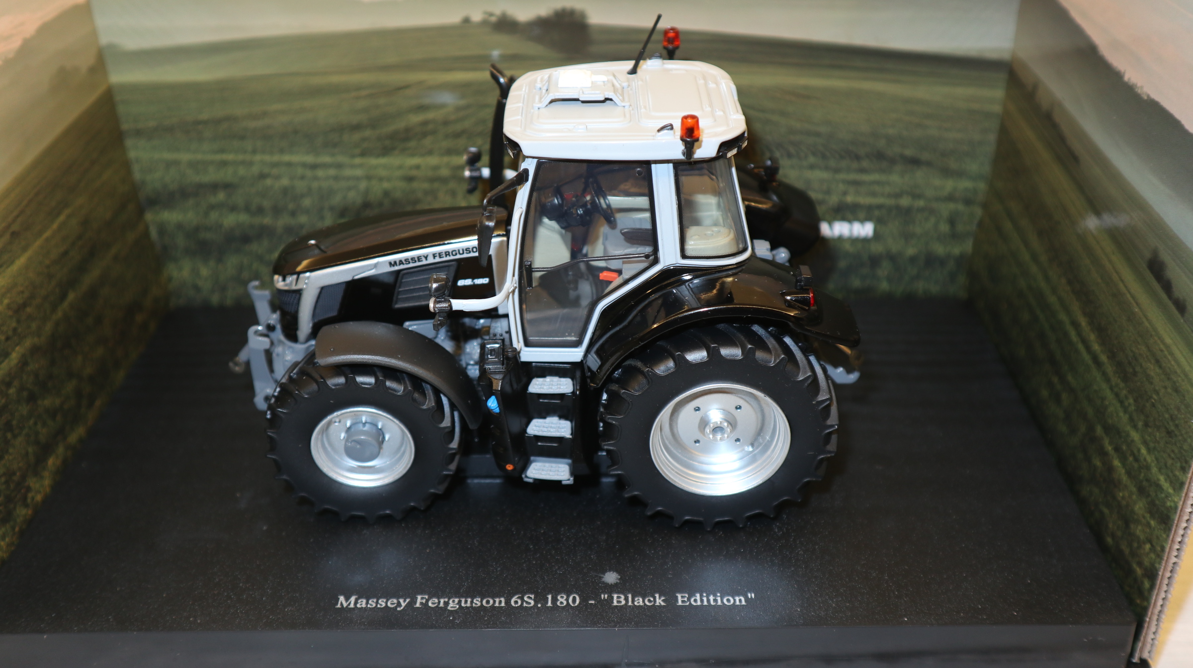 Universal Hobbies UH 6611 in 1:32,  Massey Ferguson 6S.180 Black Edition,  NEU in OVP