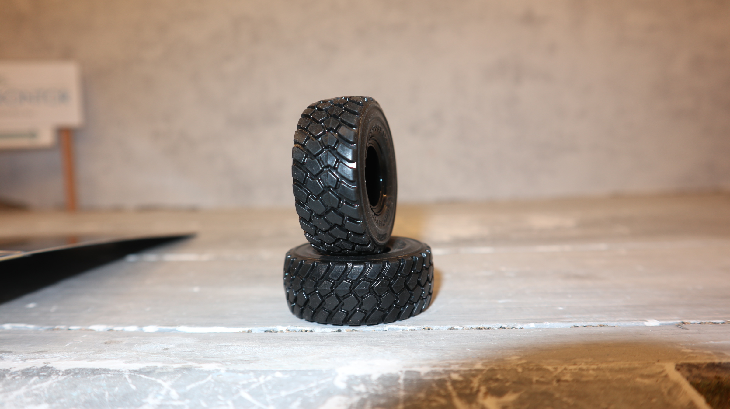 AT Collections 3200205 in 1:32, Michelin XLD 650/65R25 NEU in OVP